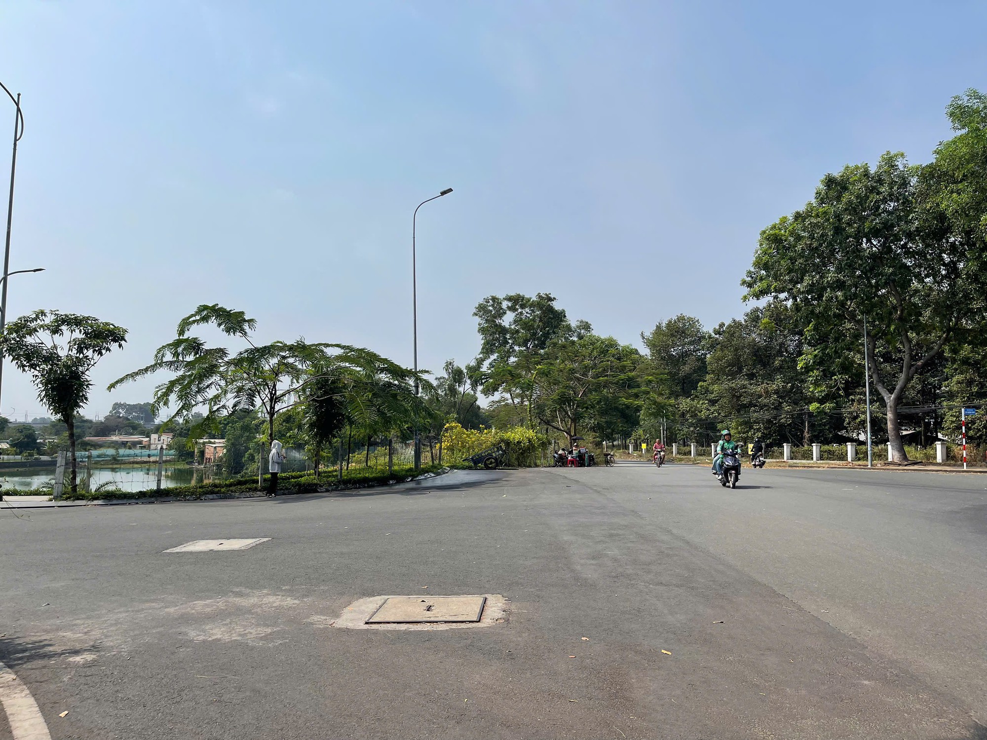 TP HCM: Triệu tập 8 người li&ecirc;n quan vụ đ&aacute;nh nhau trước cổng trường đại học- Ảnh 1.