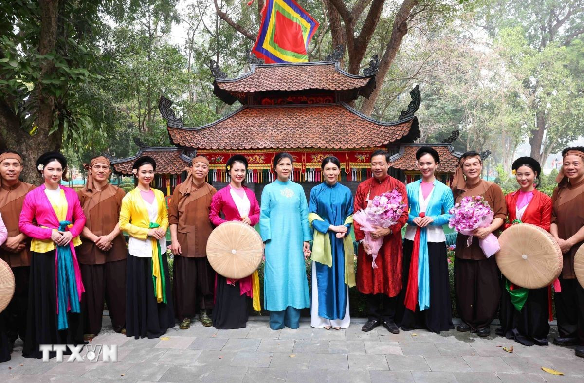 Phu nhân Tổng Bí thư tặng áo dài cho phu nhân Thủ tướng Singapore- Ảnh 2.