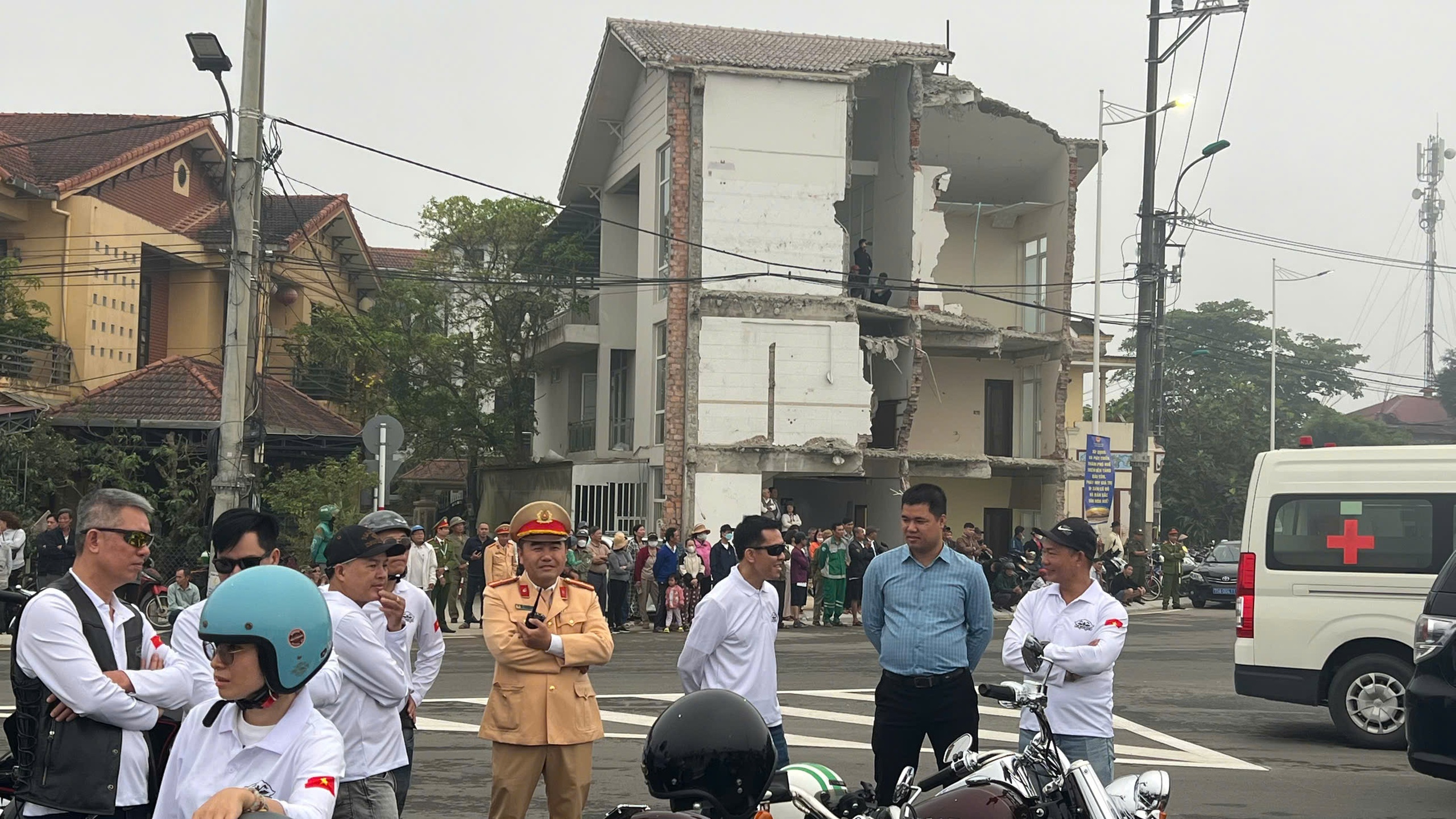 Huế: Hàng ngàn người đến "check in" cầu có "lọng che vua"- Ảnh 9.