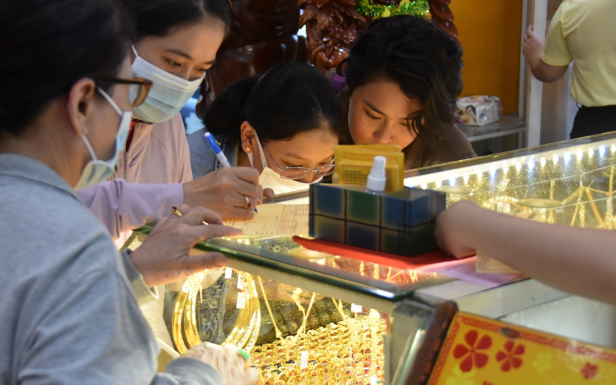 Giá vàng hôm nay, 27-3: Tăng mạnh rồi lao xuống