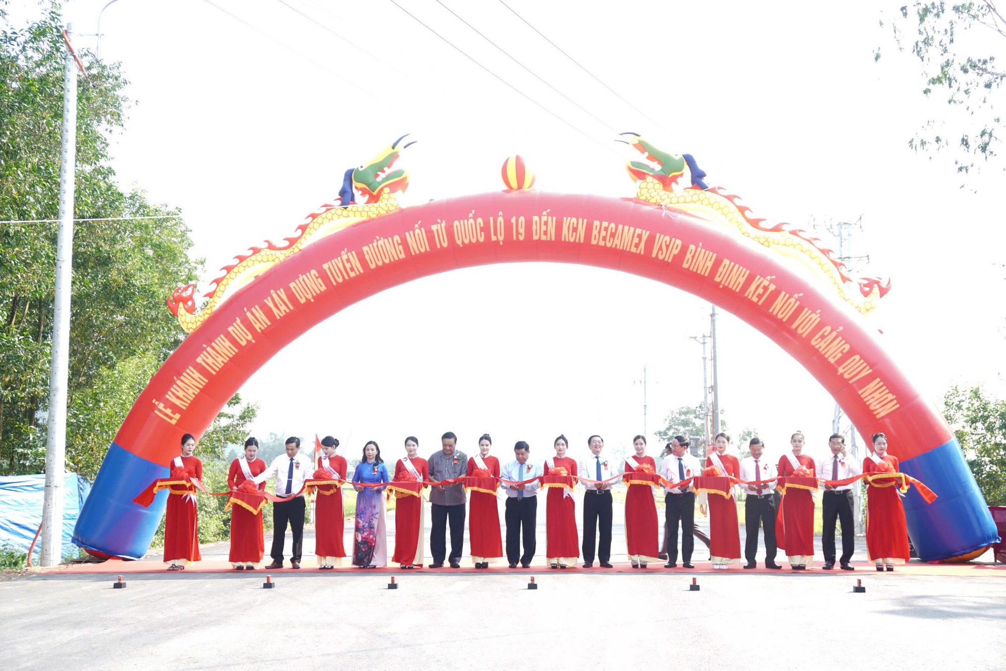 Ph&oacute; Thủ tướng Nguyễn Ch&iacute; Dũng dự kh&aacute;nh th&agrave;nh 2 c&ocirc;ng tr&igrave;nh gần 1.800 tỉ ở B&igrave;nh Định- Ảnh 1.