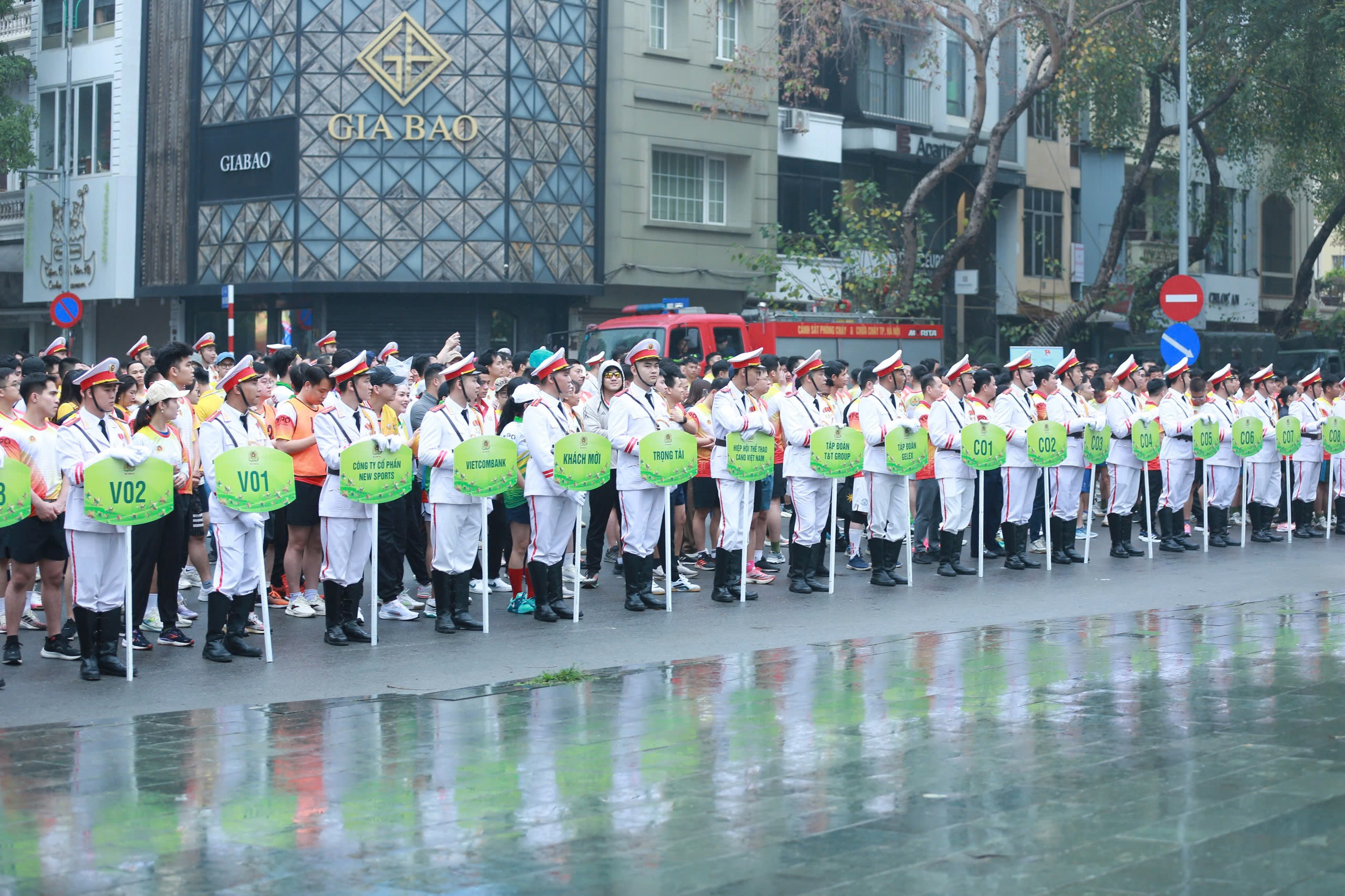 S&ocirc;i động Ng&agrave;y chạy Olympic - V&igrave; an ninh Tổ quốc- Ảnh 1.