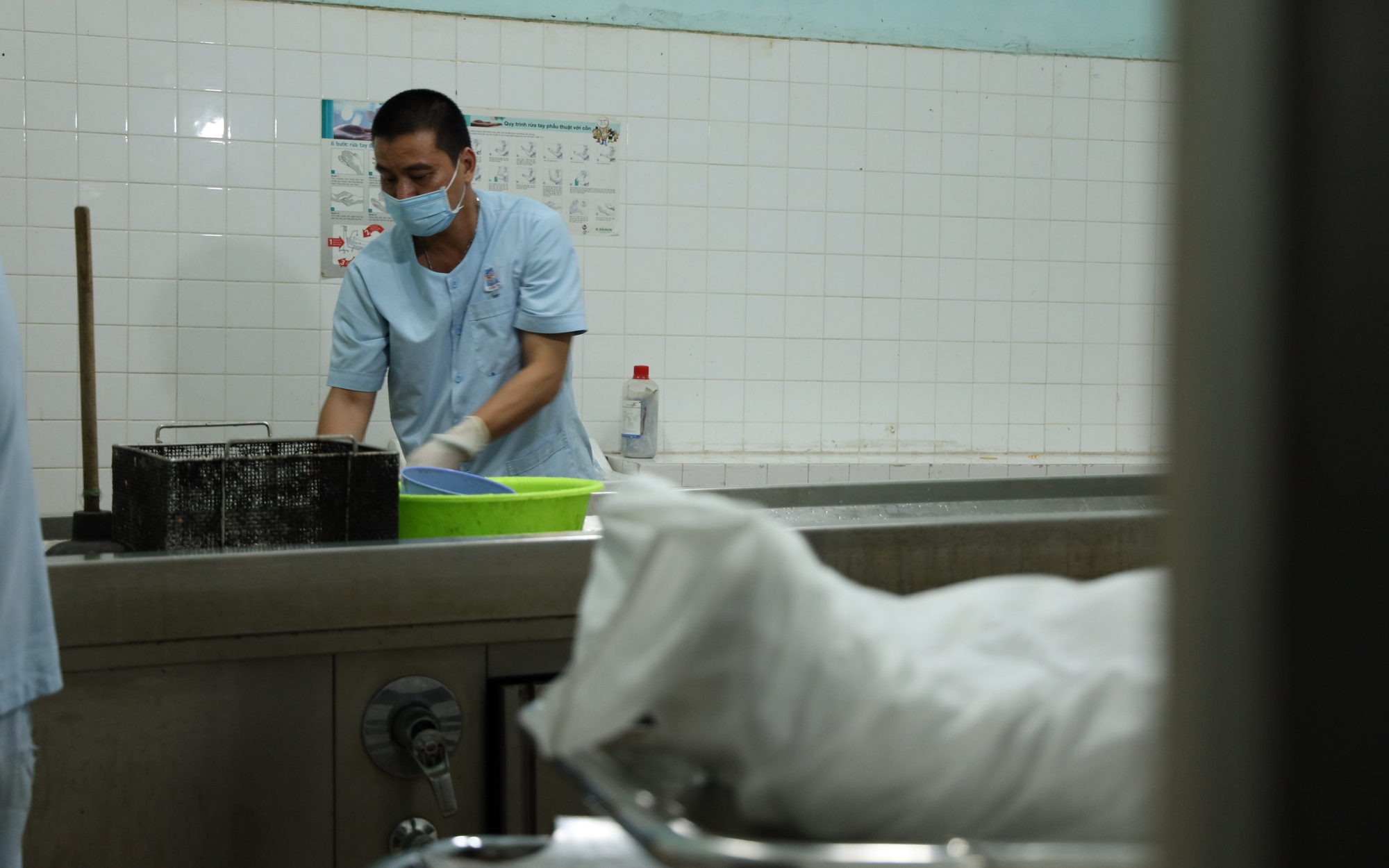 Ban đêm bên trong nhà tang lễ ở TP HCM