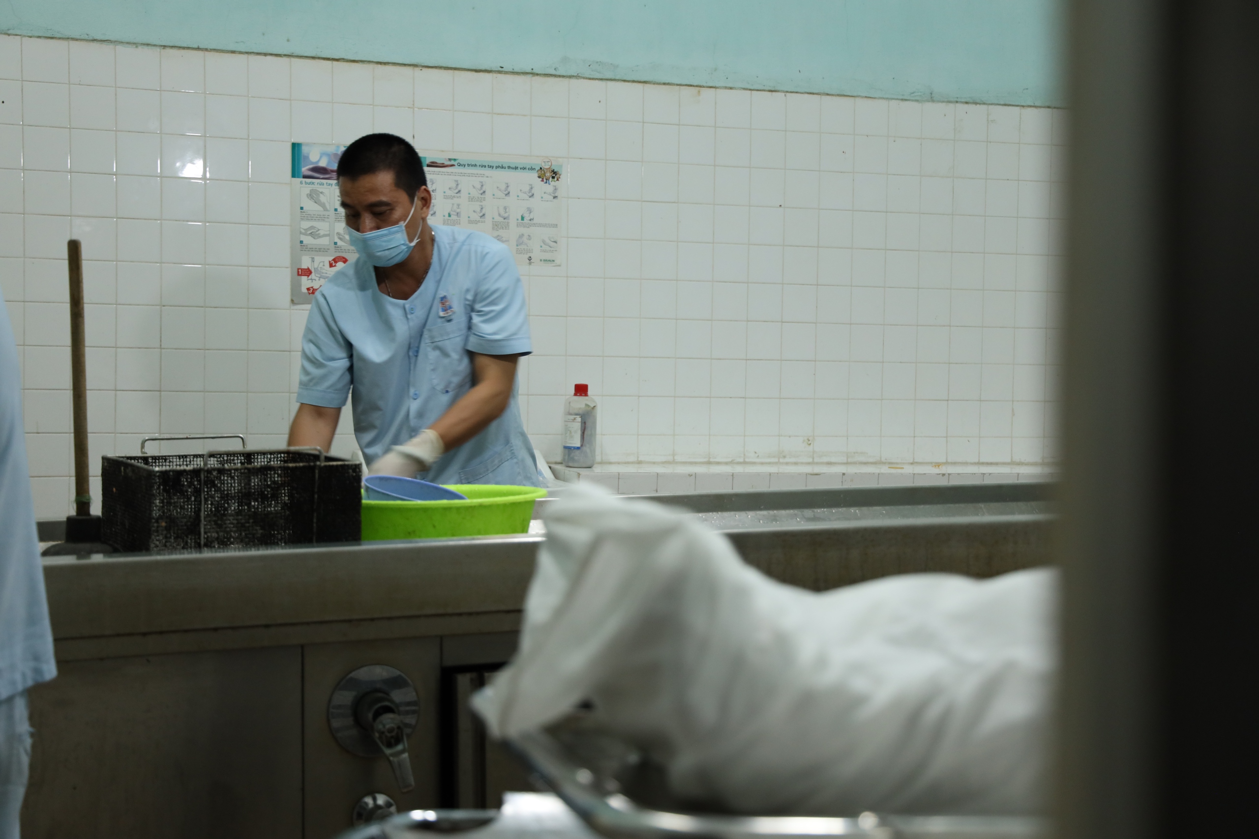Ban đ&ecirc;m b&ecirc;n trong nh&agrave; tang lễ ở TP HCM- Ảnh 5.