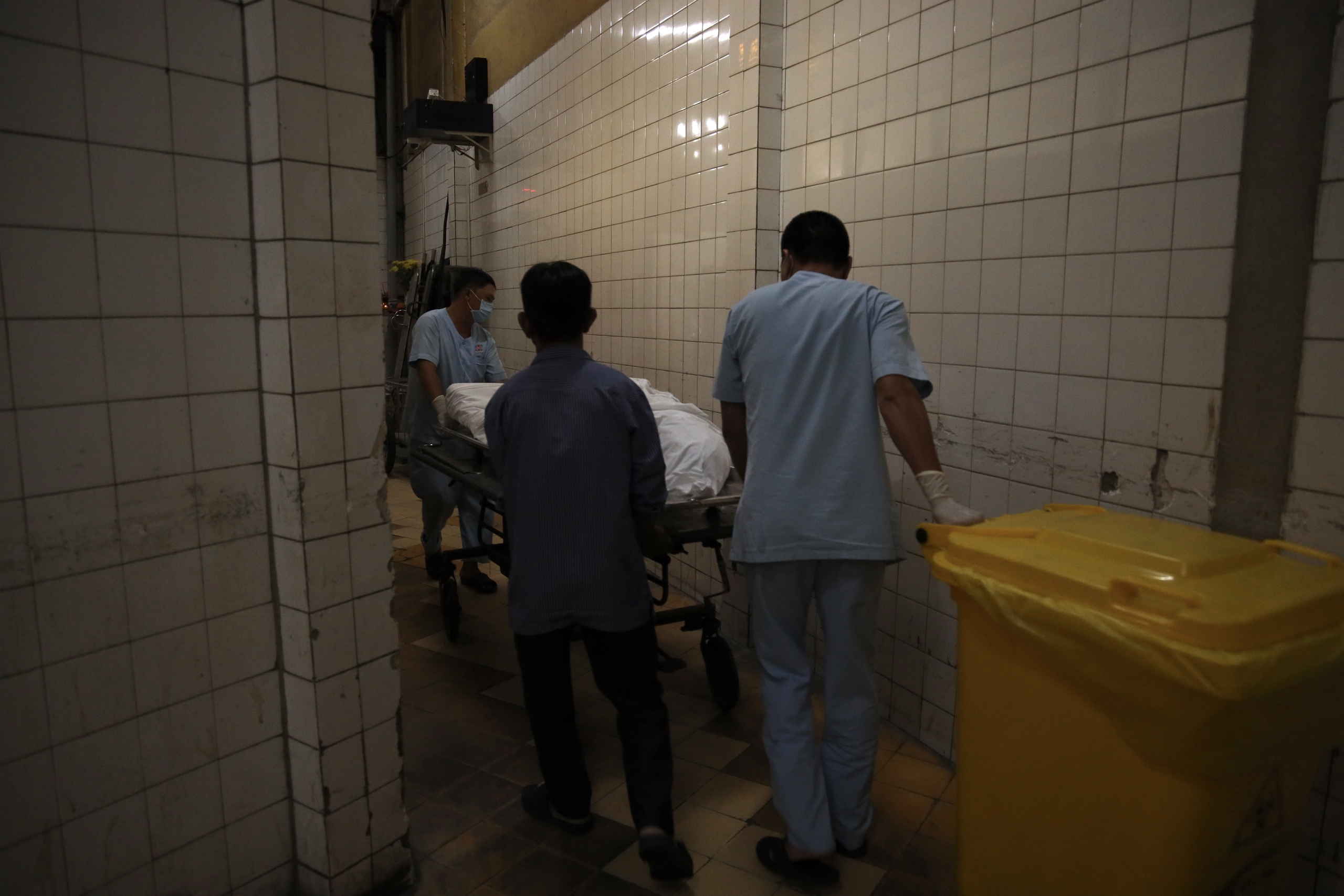 Ban đ&ecirc;m b&ecirc;n trong nh&agrave; tang lễ ở TP HCM- Ảnh 8.