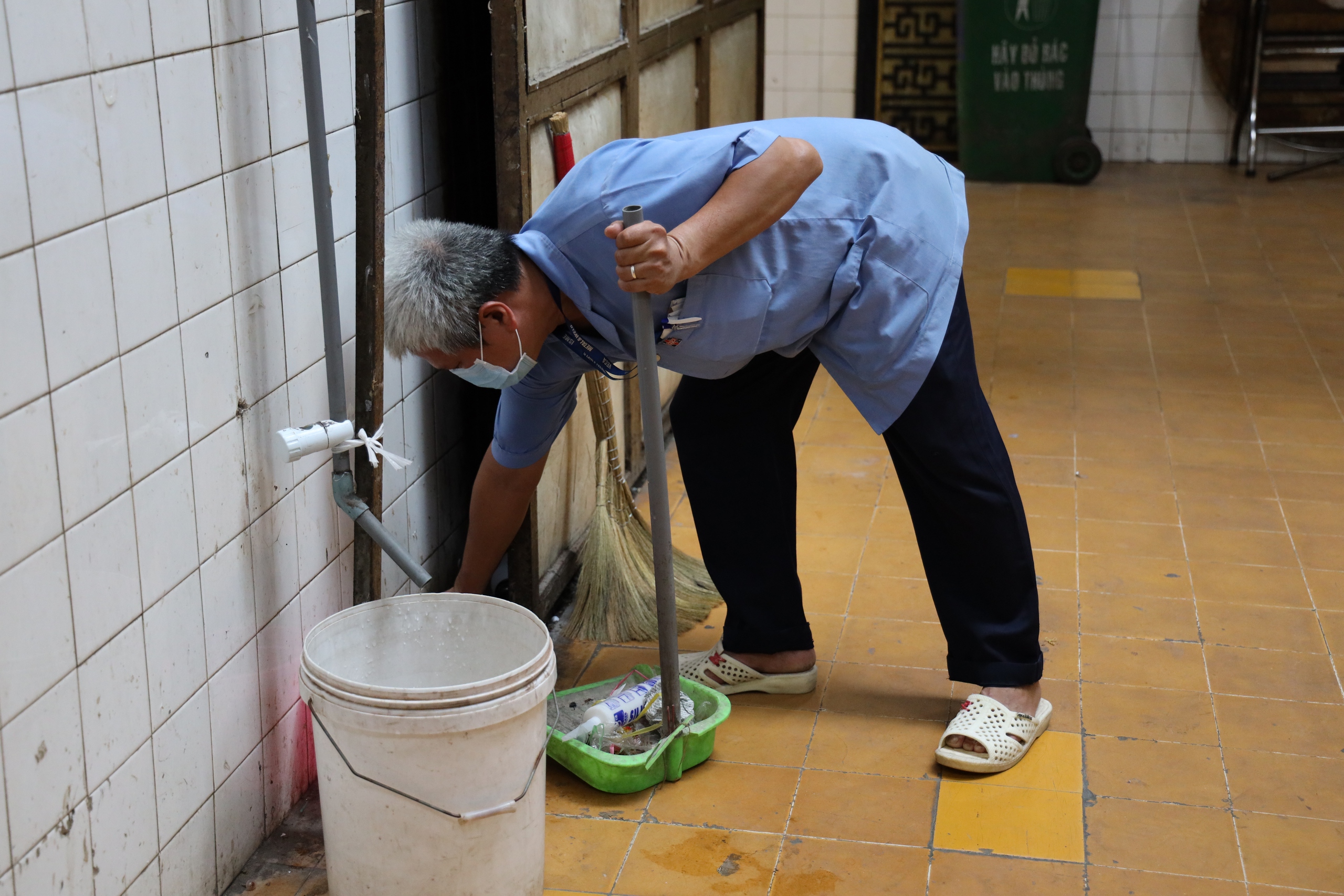 Ban đ&ecirc;m b&ecirc;n trong nh&agrave; tang lễ ở TP HCM- Ảnh 2.