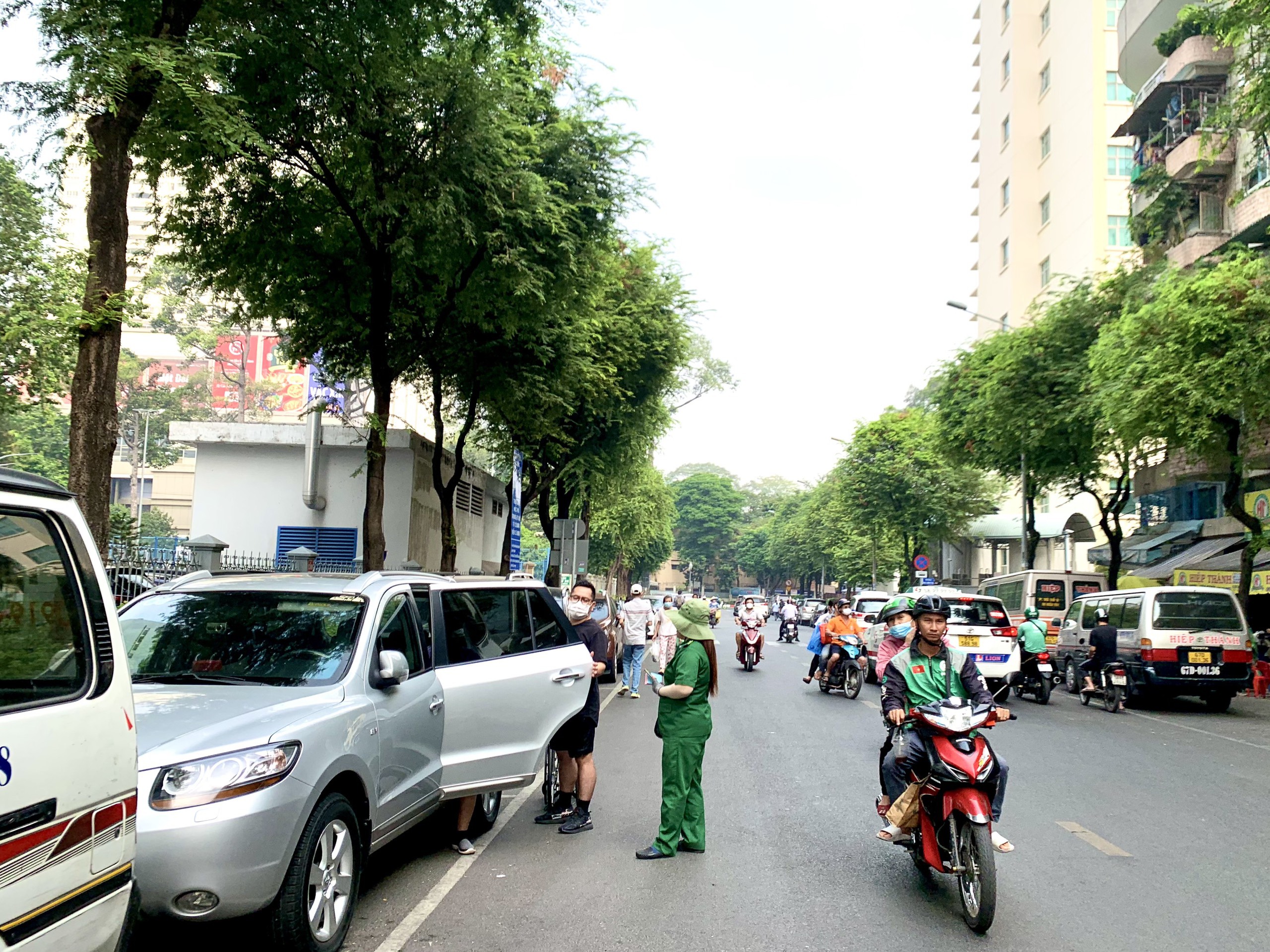 Sau 4 năm thu phí ô tô ở lòng đường, TP HCM lỗ 2,2 tỉ đồng- Ảnh 1.