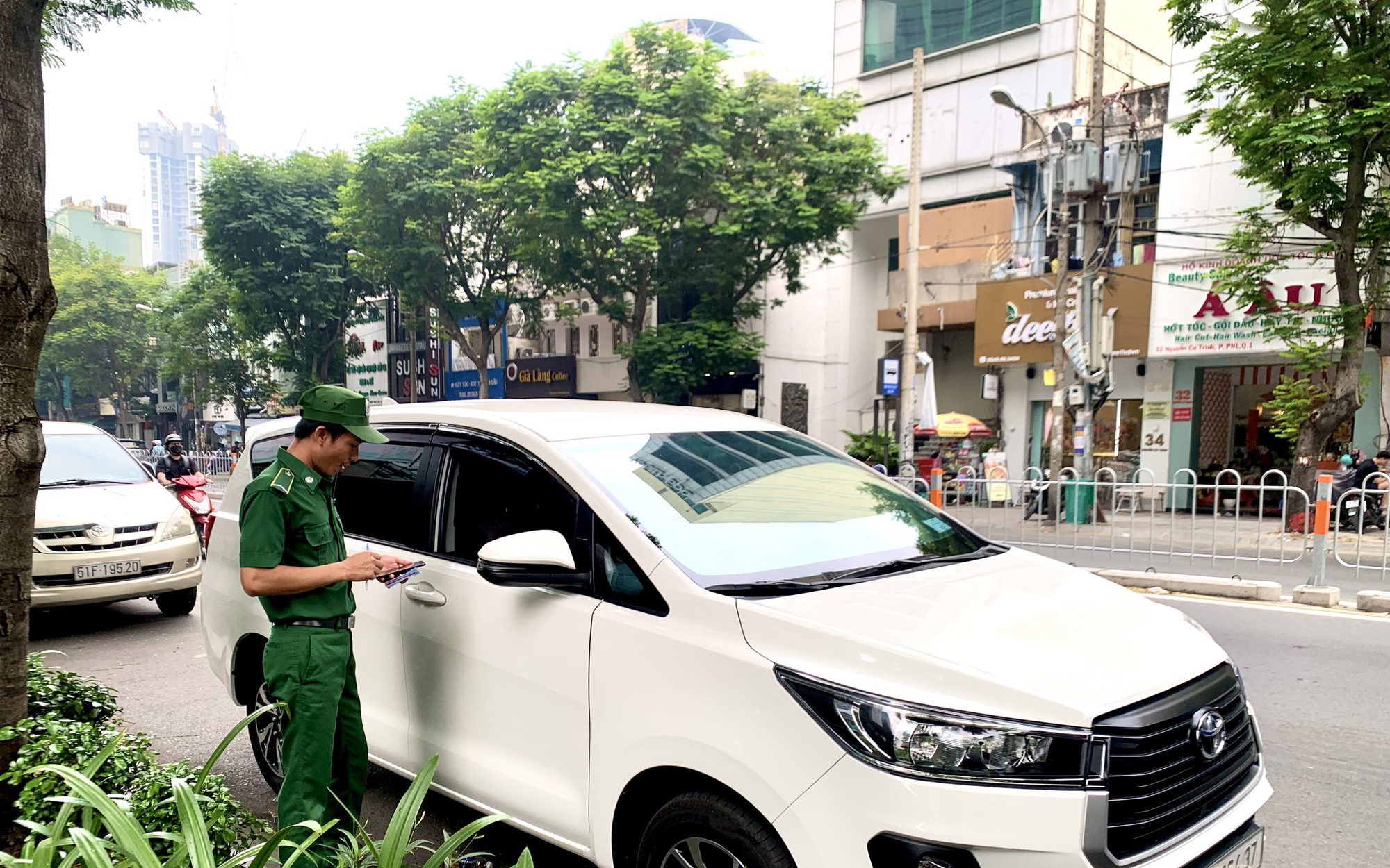 Sau 4 năm thu phí ô tô ở lòng đường, TP HCM lỗ 2,2 tỉ đồng