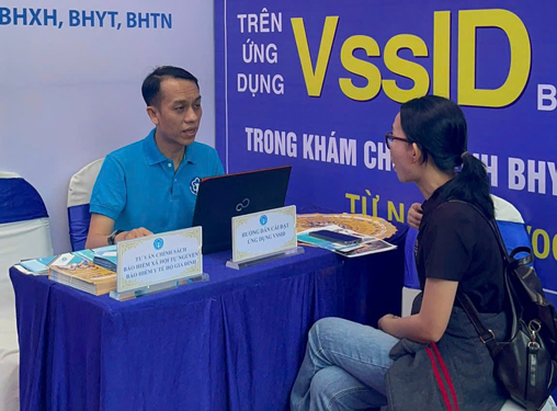 Nh&acirc;n vi&ecirc;n BHXH TP HCM hướng dẫn người lao động c&agrave;i đặt ứng dụng VssID