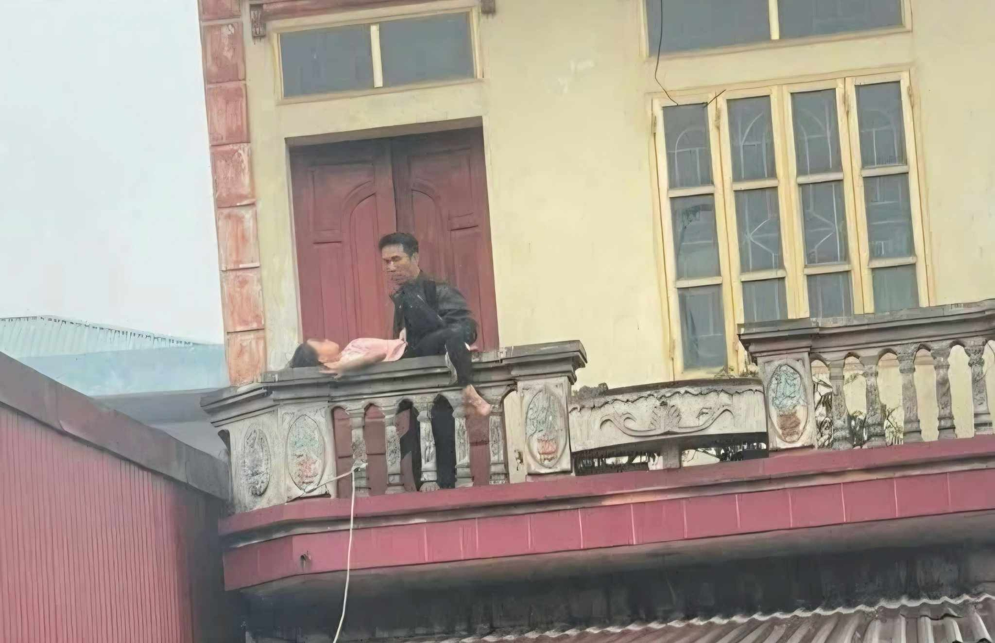 Gã đàn ông 2 tay cầm 2 dao xông vào nhà khống chế bé gái 9 tuổi suốt 6 giờ- Ảnh 1.