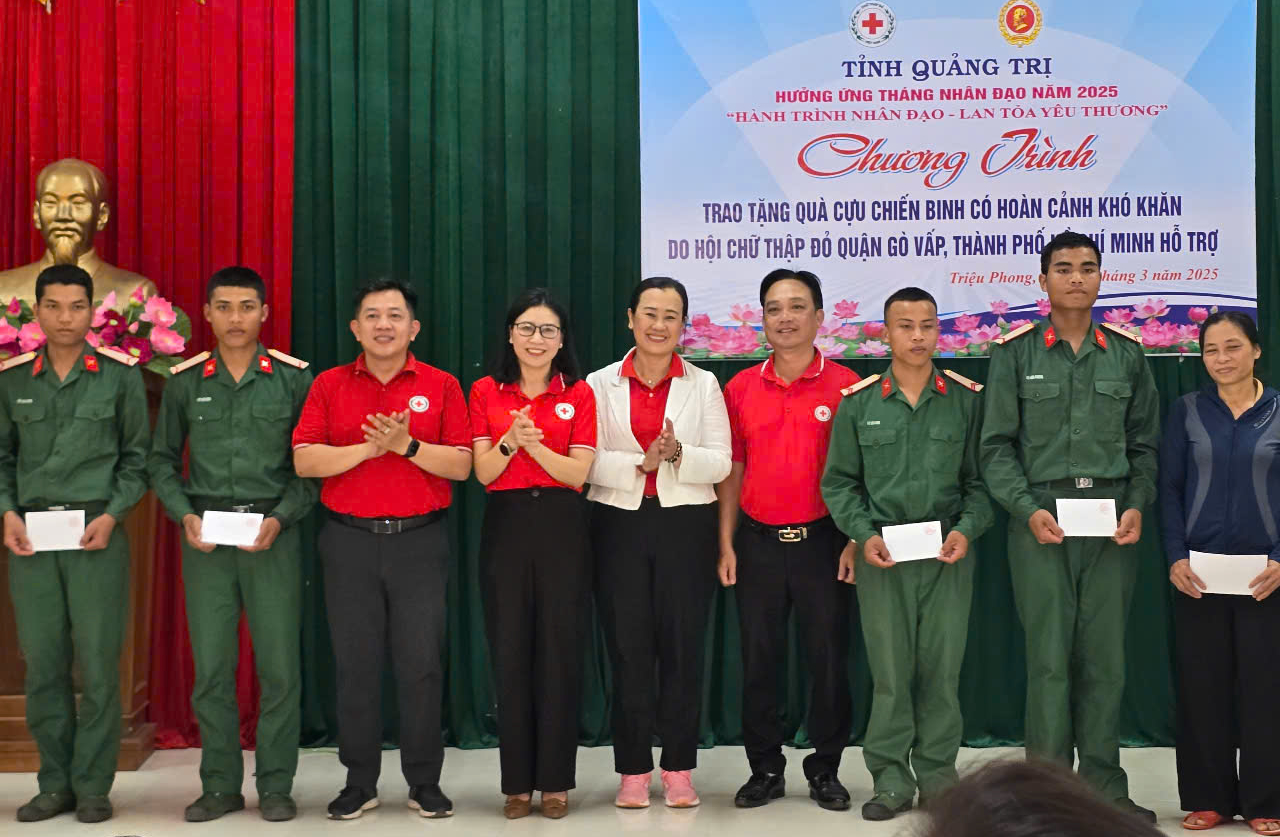 Trao cờ Tổ quốc, tặng quà cho cựu chiến binh, học sinh nghèo- Ảnh 4.