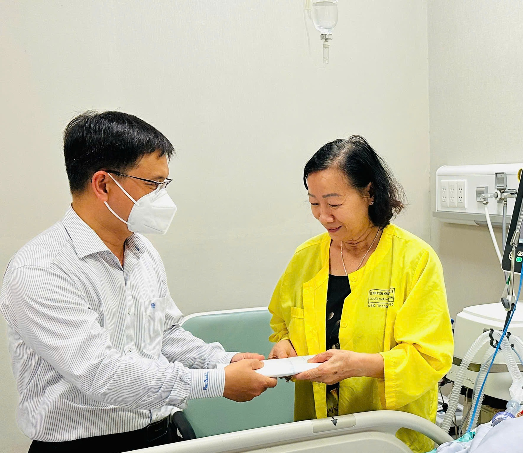 Trưởng Ban Tuy&ecirc;n gi&aacute;o v&agrave; D&acirc;n vận Th&agrave;nh ủy TP HCM thăm nhạc sĩ Lư Nhất Vũ v&agrave; NSND Thanh Tuấn- Ảnh 2.