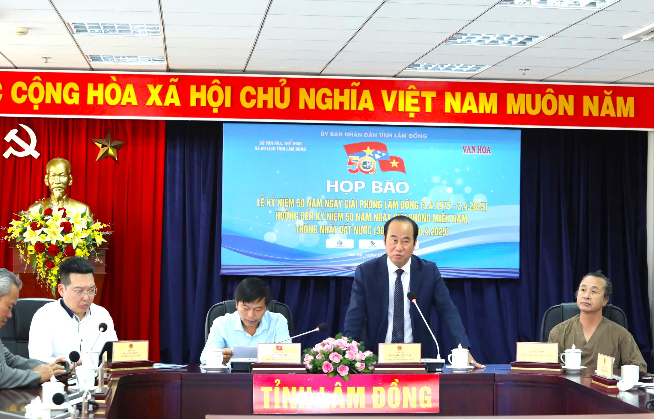 Ca sĩ Mỹ Linh biểu diễn tại chương trình "Nam Tây Nguyên vui ngày giải phóng" ở Đà Lạt- Ảnh 1.