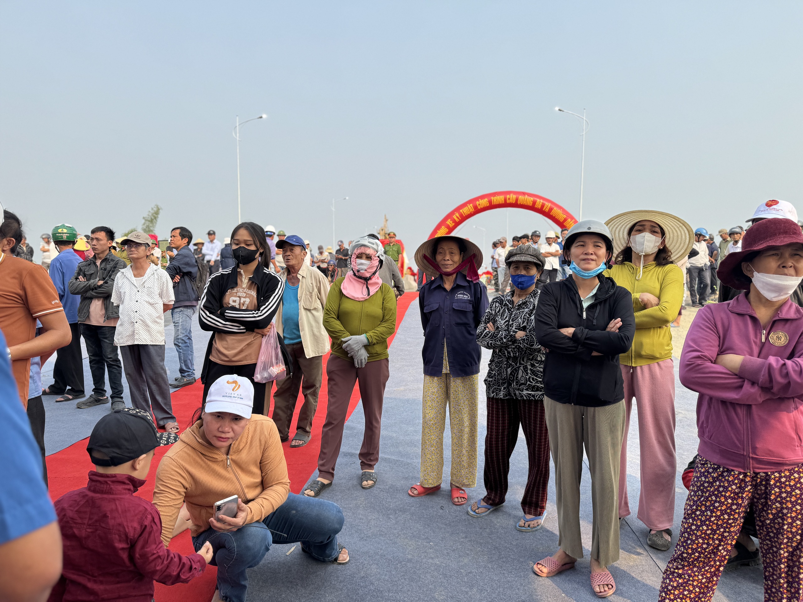 Người dân Đà Nẵng, Quảng Nam phấn khởi trong ngày thông xe cầu Quảng Đà- Ảnh 4.