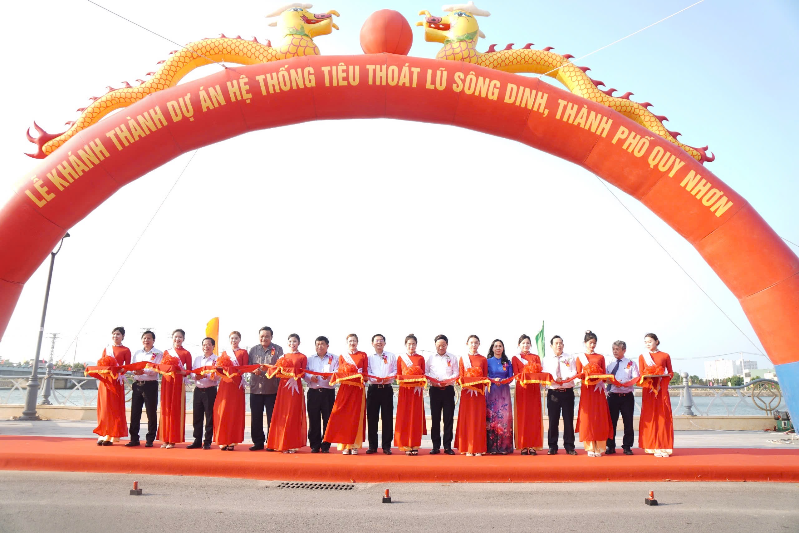 Ph&oacute; Thủ tướng Nguyễn Ch&iacute; Dũng dự kh&aacute;nh th&agrave;nh 2 c&ocirc;ng tr&igrave;nh gần 1.800 tỉ ở B&igrave;nh Định- Ảnh 4.