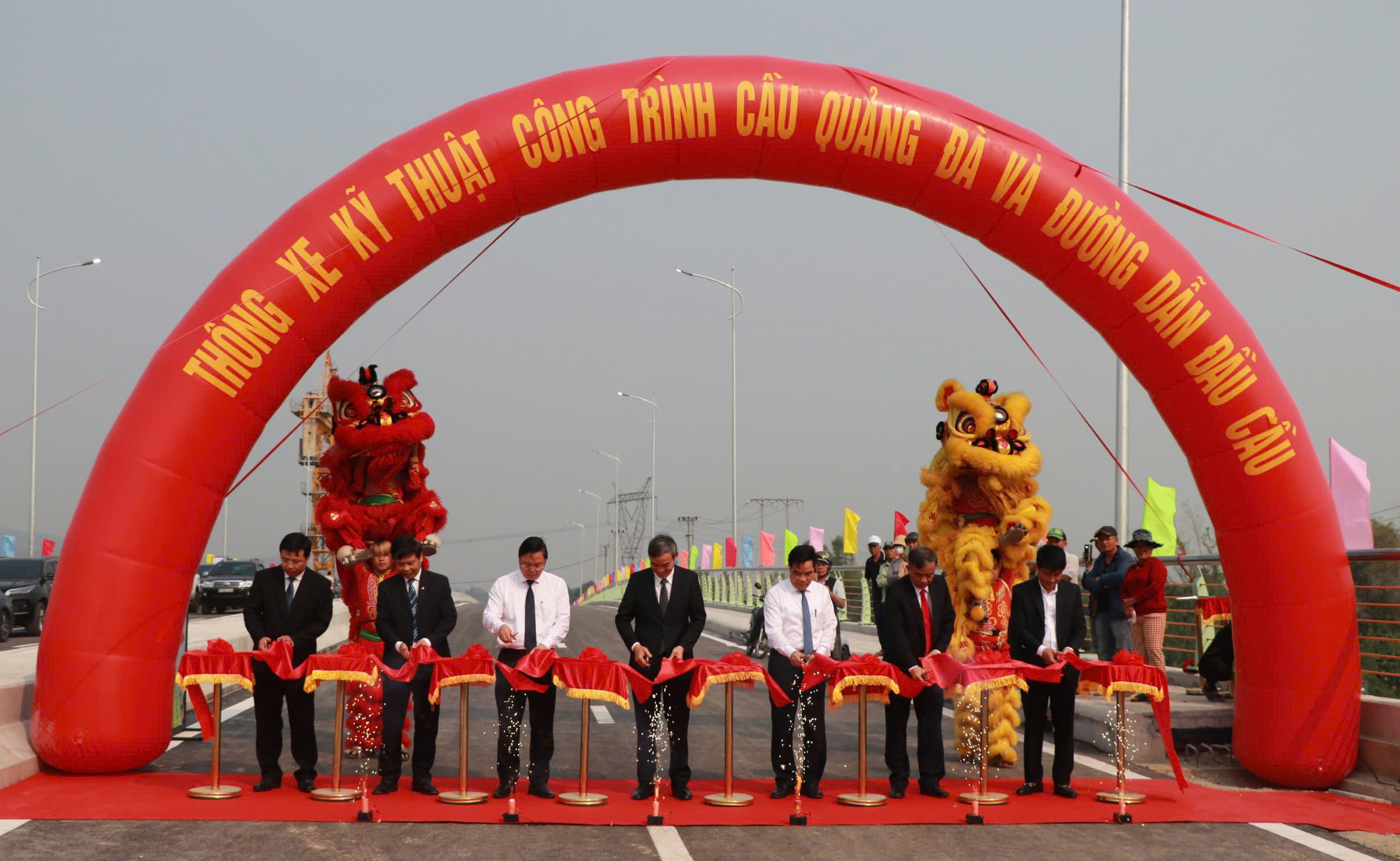 Người dân Đà Nẵng, Quảng Nam phấn khởi trong ngày thông xe cầu Quảng Đà- Ảnh 1.