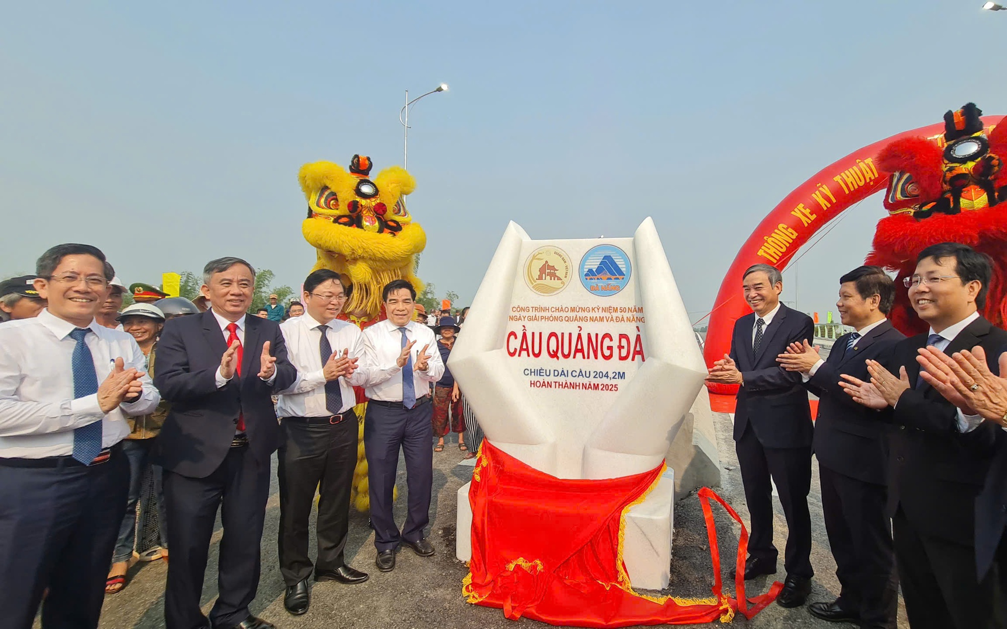 Người dân Đà Nẵng, Quảng Nam phấn khởi trong ngày thông xe cầu Quảng Đà