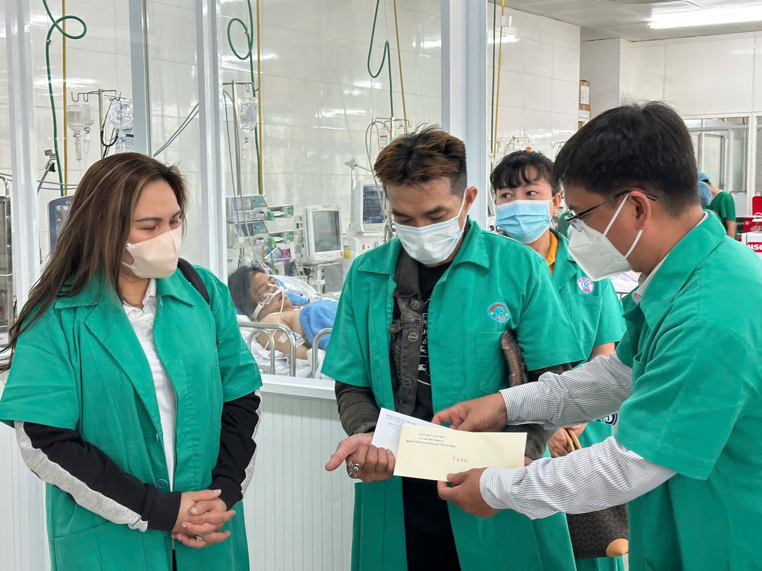 Trưởng Ban Tuy&ecirc;n gi&aacute;o v&agrave; D&acirc;n vận Th&agrave;nh ủy TP HCM thăm nhạc sĩ Lư Nhất Vũ v&agrave; NSND Thanh Tuấn- Ảnh 4.