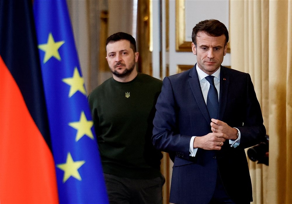 Tổng thống Ukraine Volodymyr Zelensky v&agrave; Tổng thống Ph&aacute;p Emmanuel Macron. Ảnh: EPA-EFE