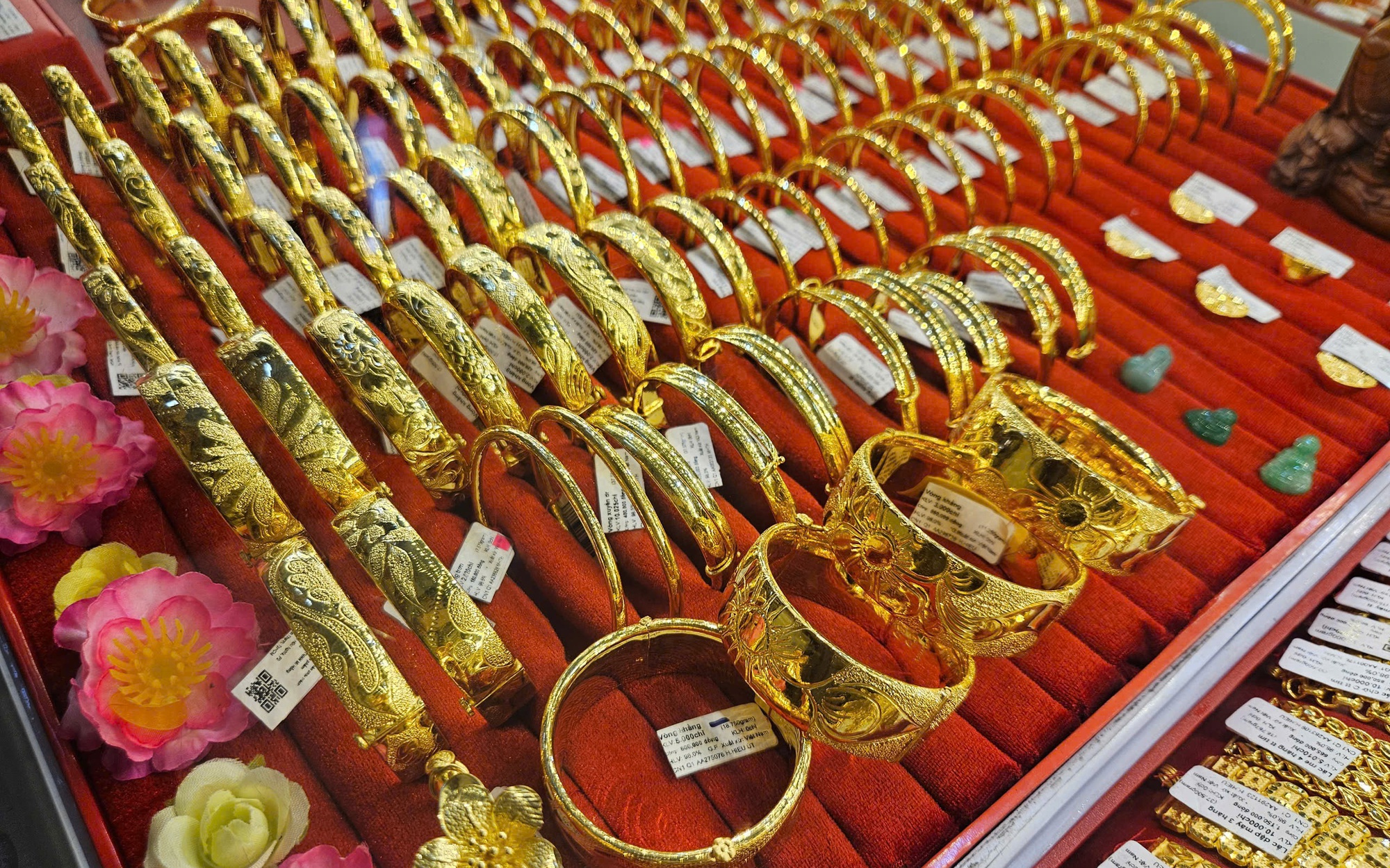 Giá vàng lại vượt 99 triệu đồng/lượng