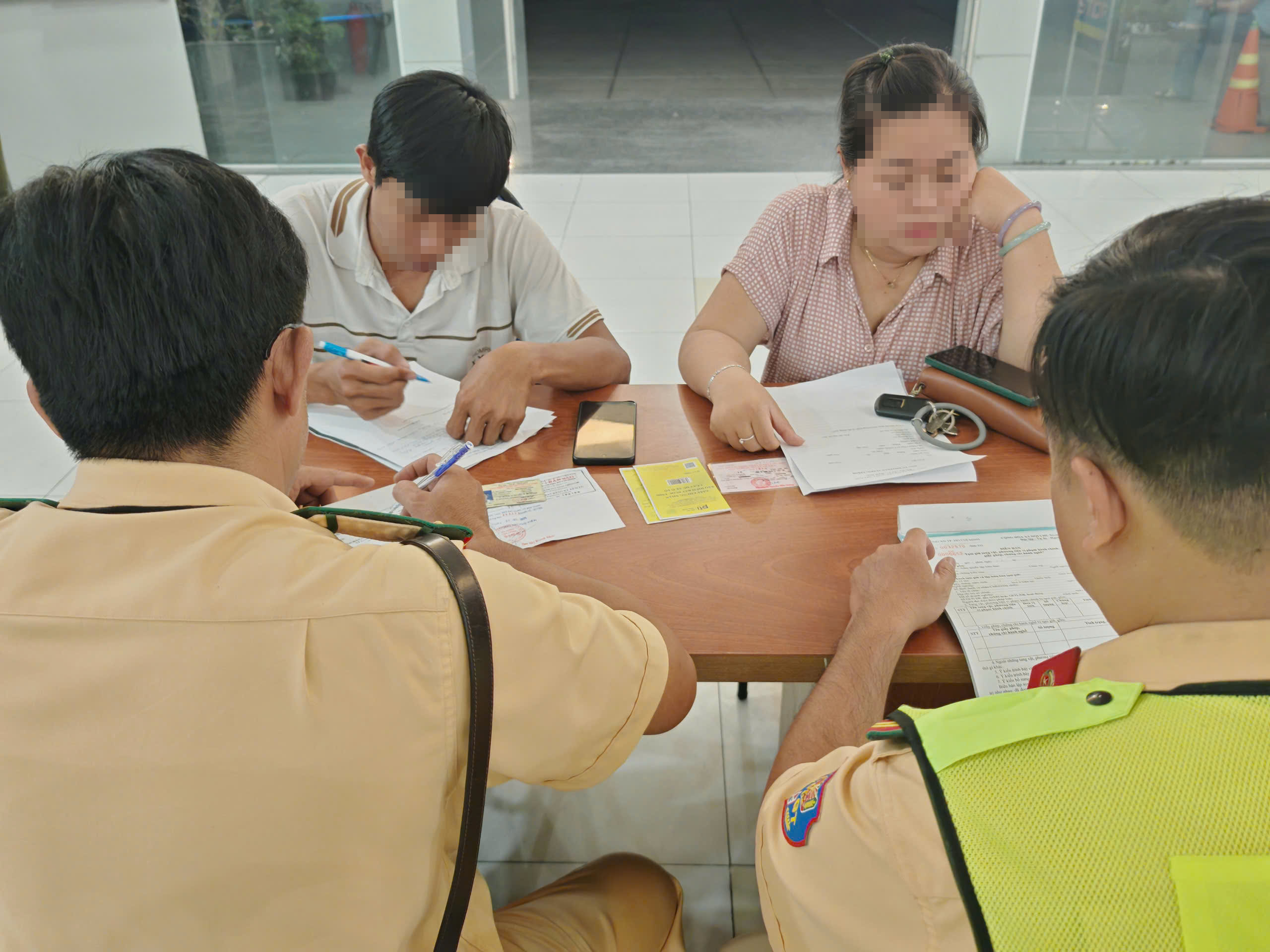 Từ vụ xe cứu thương chở dàn diễn viên phim: Sử dụng xe cứu thương có cần xin phép?- Ảnh 2.