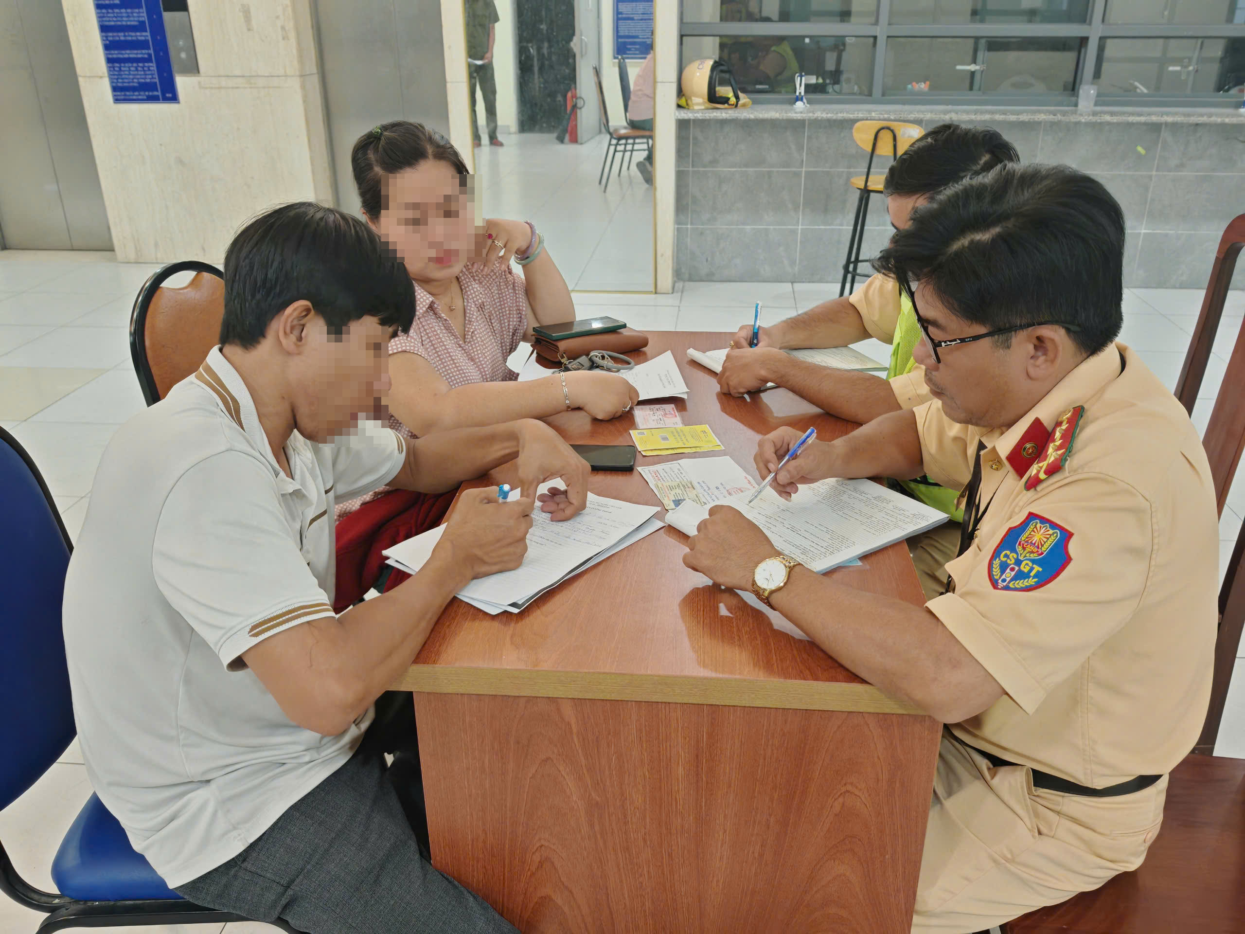 Xử phạt tài xế xe cứu thương chở dàn diễn viên "Âm dương lộ" đi sự kiện- Ảnh 1.