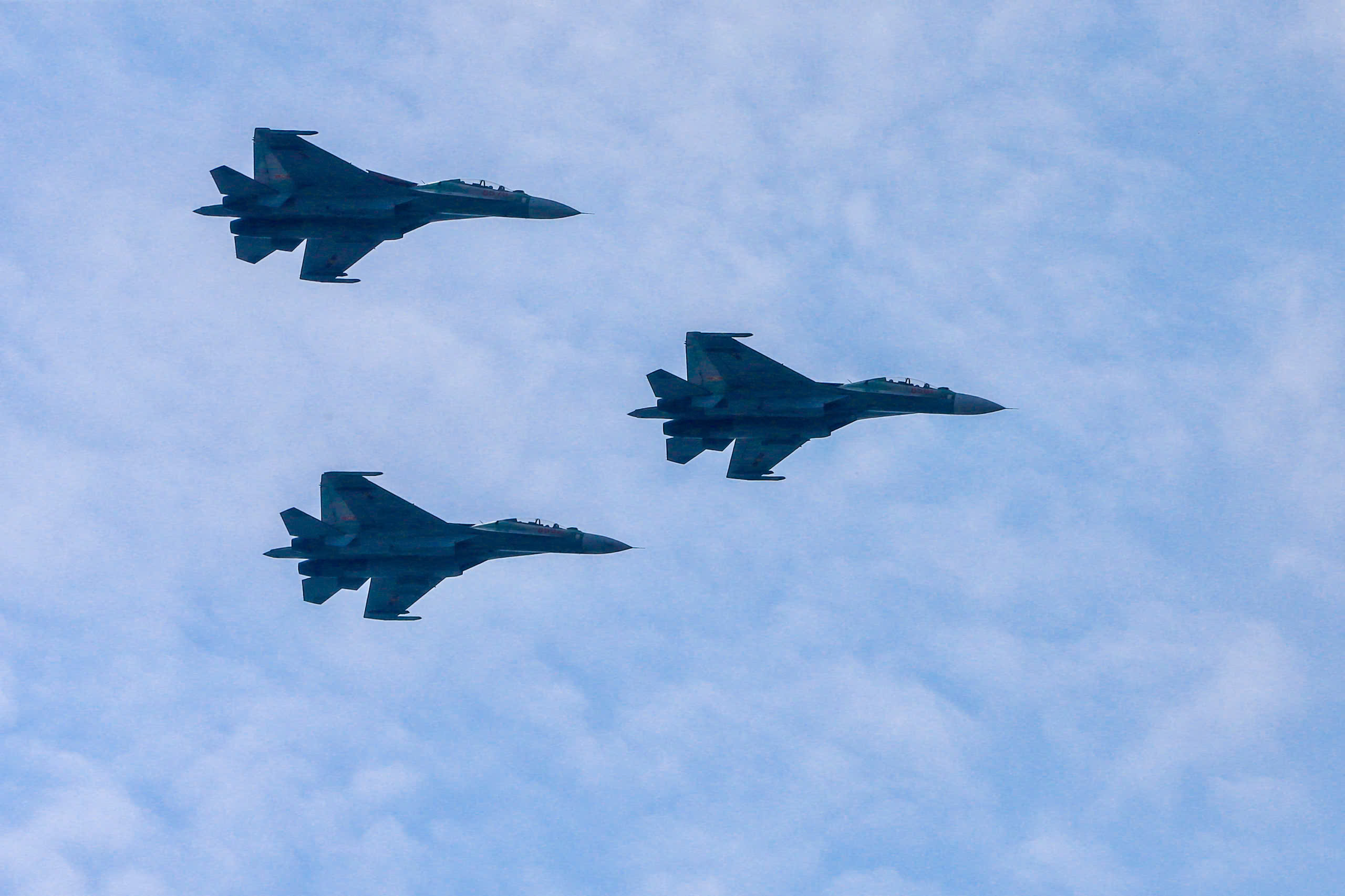 CLIP: Yak130 và Su30-MK2 bay tập luyện trên bầu trời TP HCM- Ảnh 8.