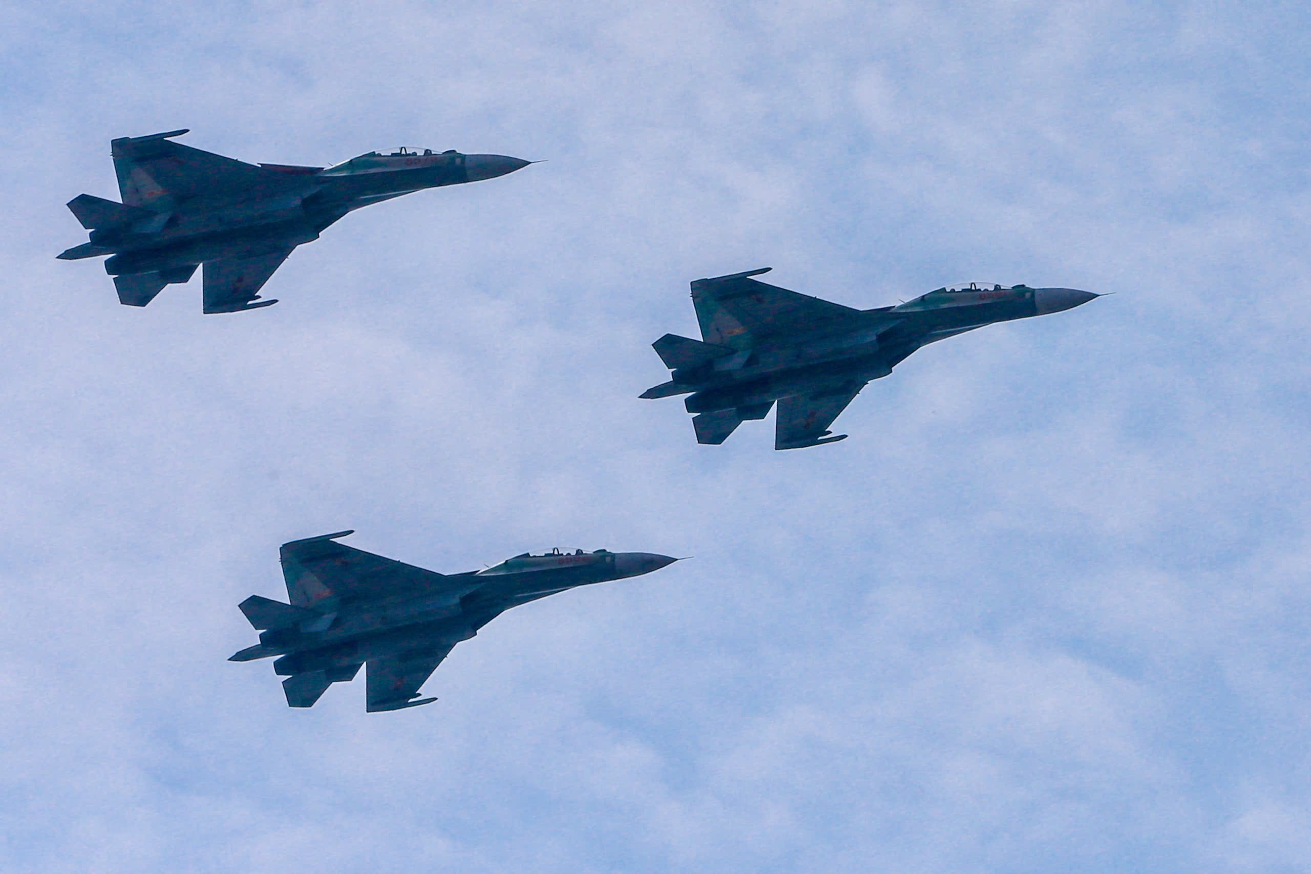 CLIP: Yak130 và Su30-MK2 bay tập luyện trên bầu trời TP HCM- Ảnh 1.