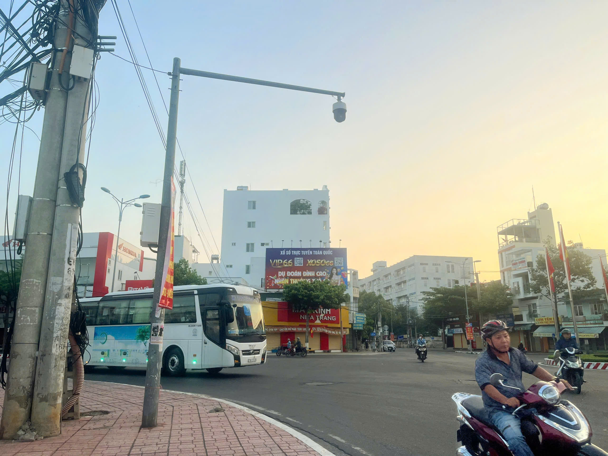 Vụ "Biển quảng cáo cá cược online "hoành tráng" ở Nha Trang": Đọc Báo Người Lao Động mới biết!- Ảnh 1.