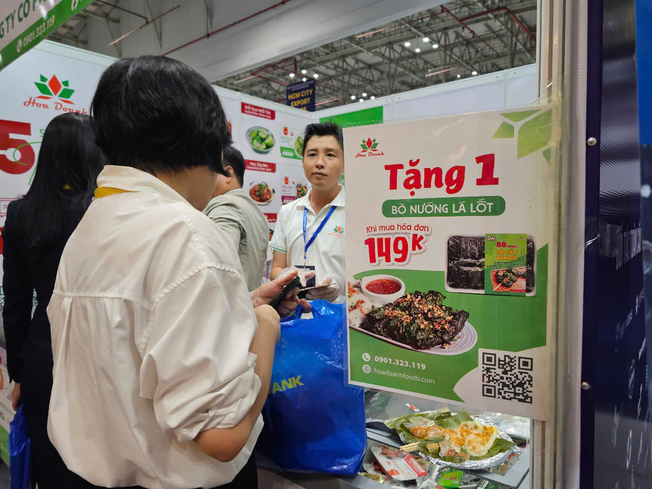 Tràn ngập khuyến mãi tại hội chợ hàng Việt Nam tiêu biểu xuất khẩu năm 2025- Ảnh 3.