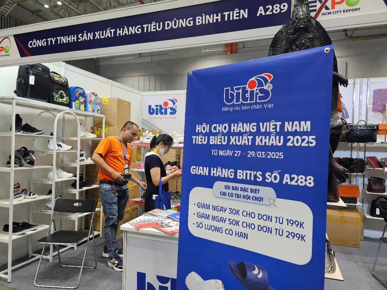 Tràn ngập khuyến mãi tại hội chợ hàng Việt Nam tiêu biểu xuất khẩu năm 2025- Ảnh 4.