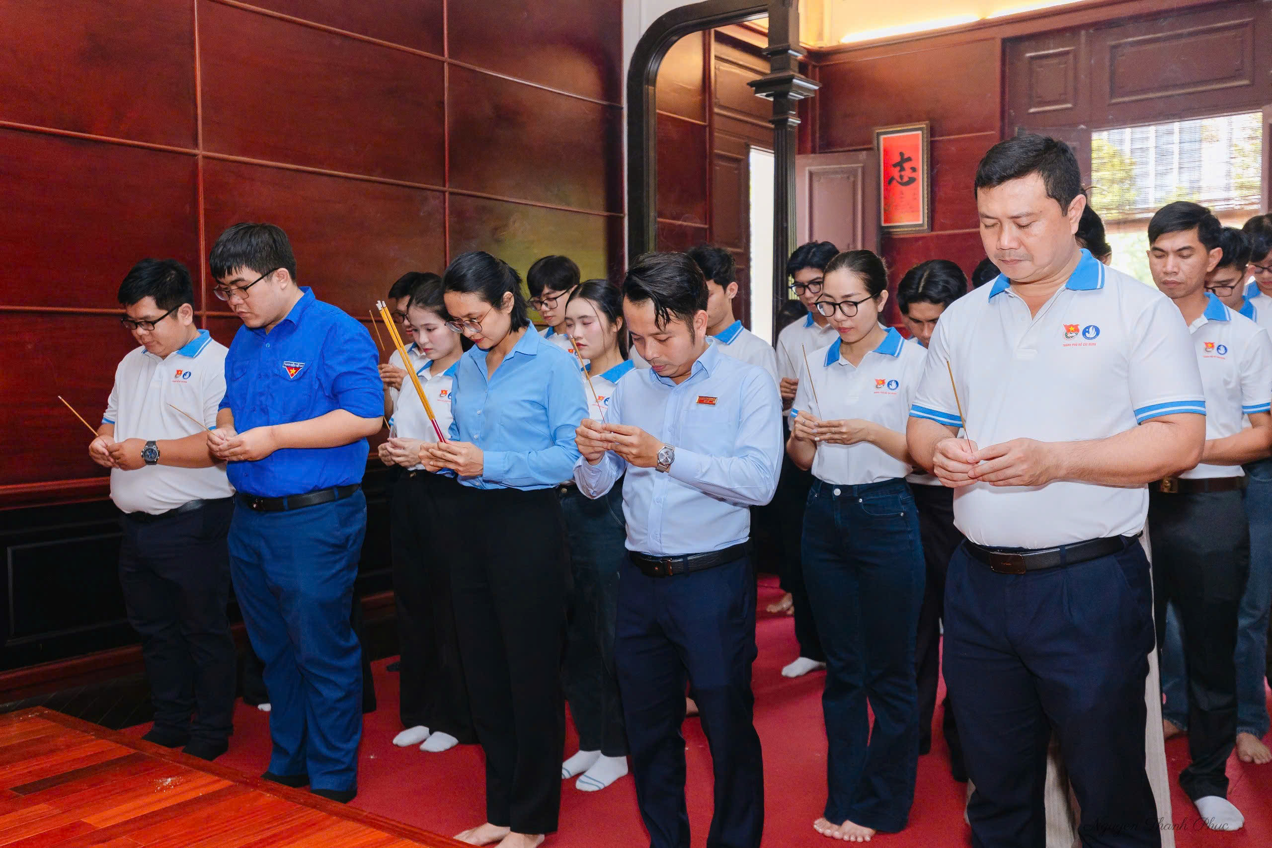 B&aacute;o Người Lao Động trao cờ Tổ quốc để thực hiện tuyến đường cờ tại đảo Ph&uacute; Qu&yacute;- Ảnh 1.
