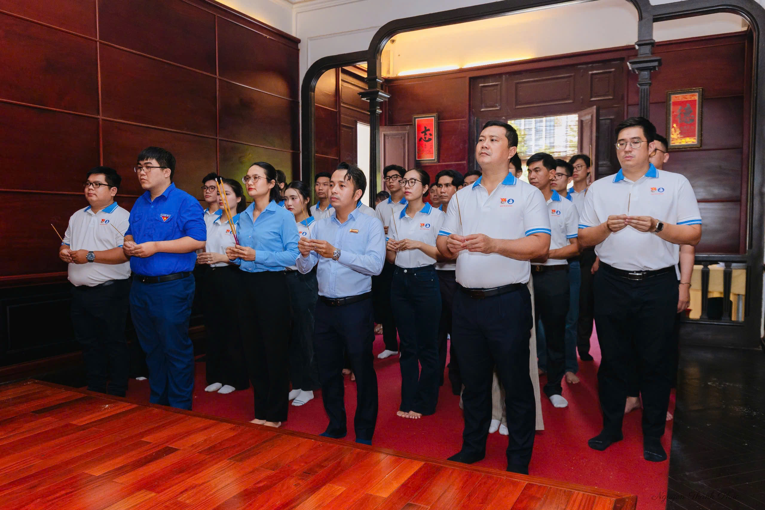 B&aacute;o Người Lao Động trao cờ Tổ quốc để thực hiện tuyến đường cờ tại đảo Ph&uacute; Qu&yacute;- Ảnh 2.