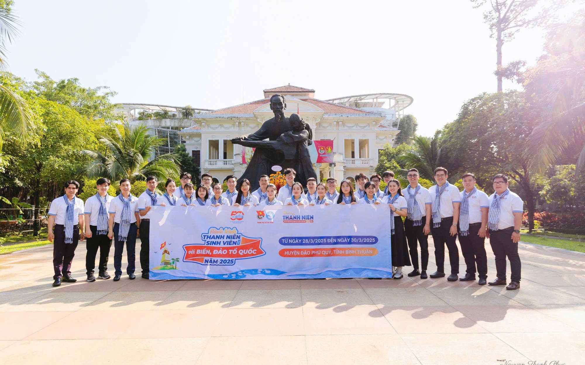 Báo Người Lao Động trao cờ Tổ quốc để thực hiện tuyến đường cờ tại đảo Phú Quý