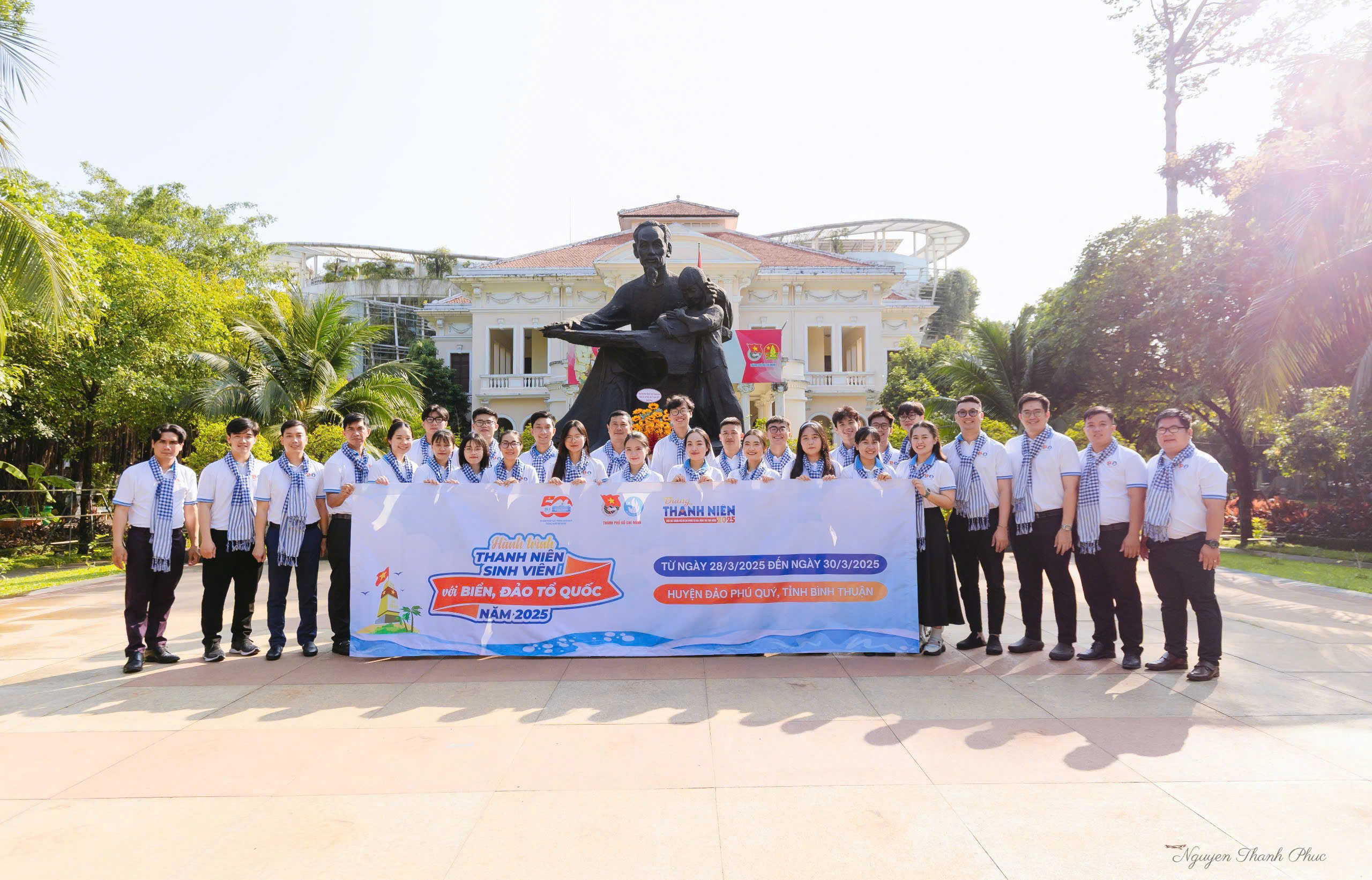 B&aacute;o Người Lao Động trao cờ Tổ quốc để thực hiện tuyến đường cờ tại đảo Ph&uacute; Qu&yacute;- Ảnh 6.