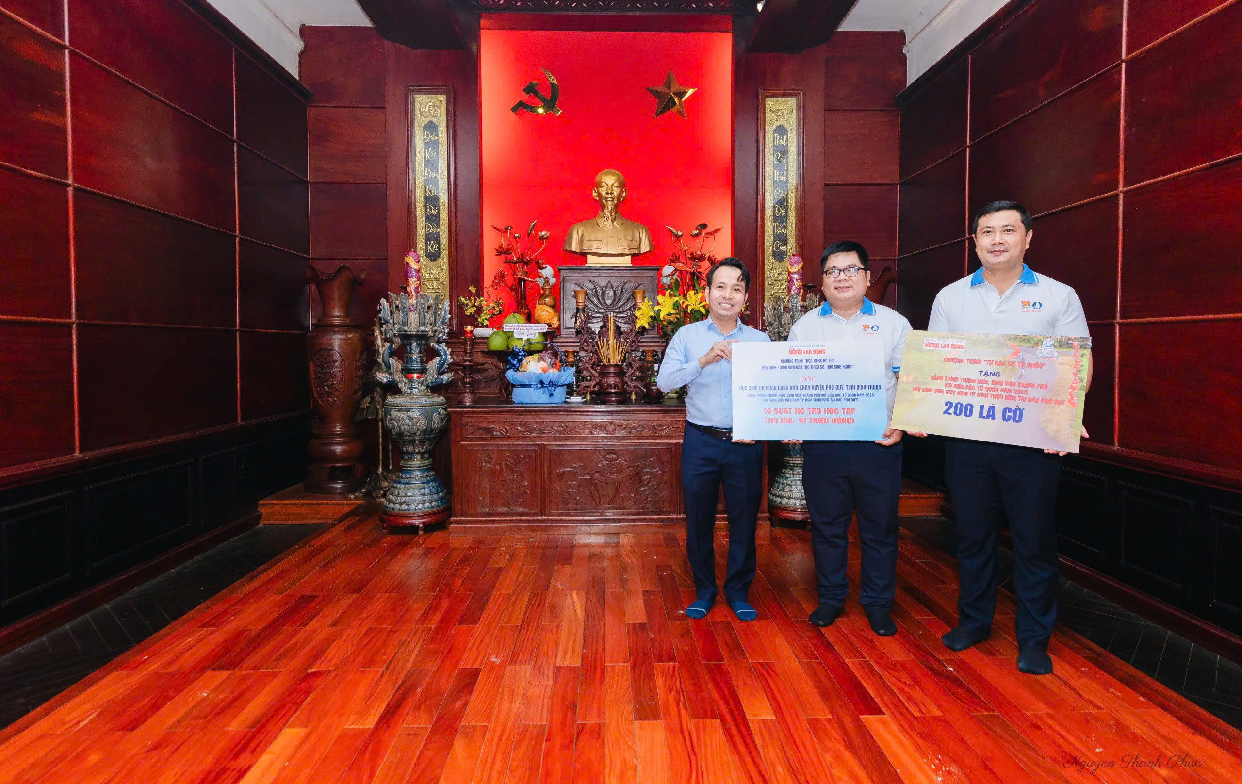 B&aacute;o Người Lao Động trao cờ Tổ quốc để thực hiện tuyến đường cờ tại đảo Ph&uacute; Qu&yacute;- Ảnh 3.