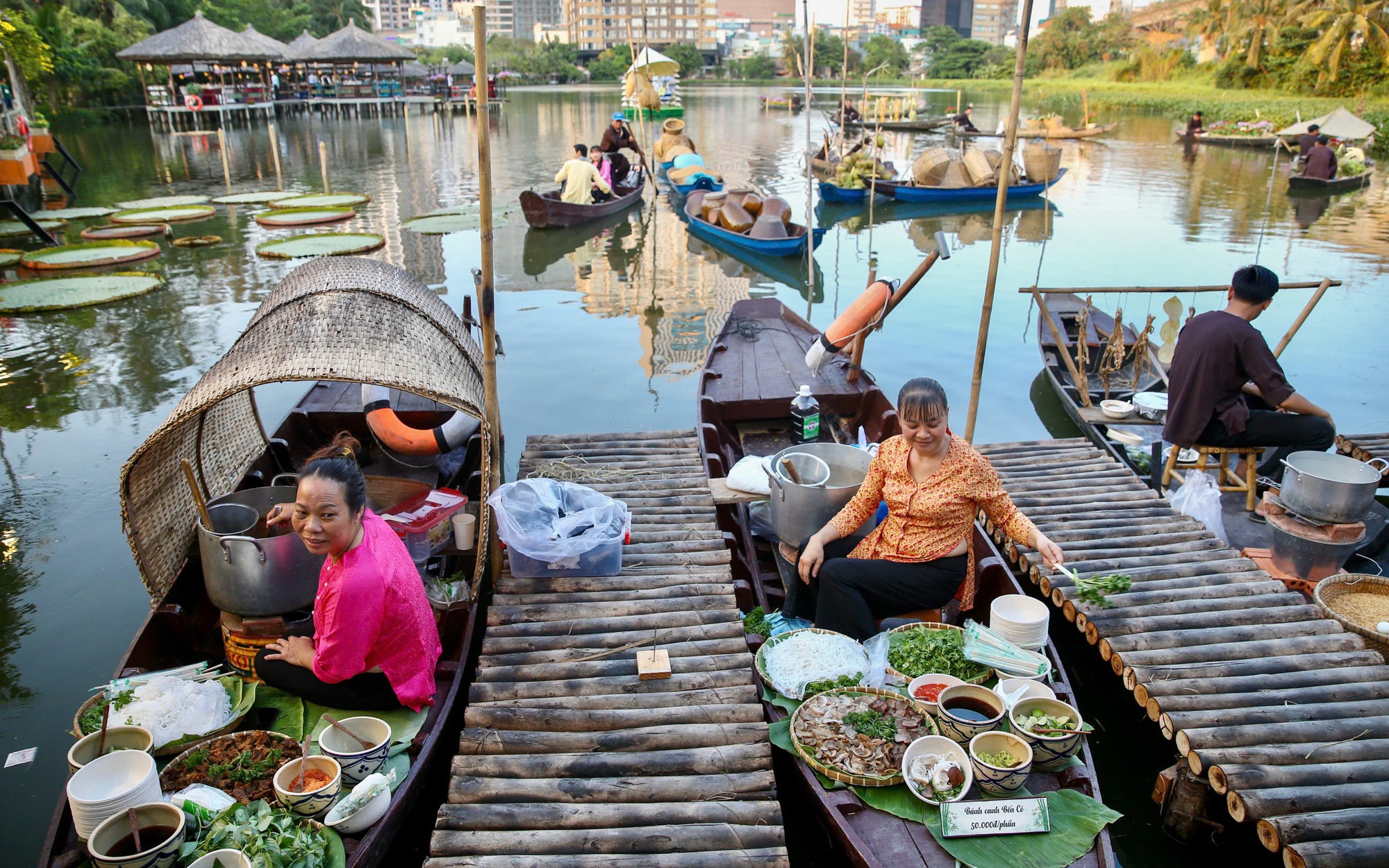 Người dân ùn ùn kéo đến lễ hội ẩm thực 2025 của Saigontourist Group