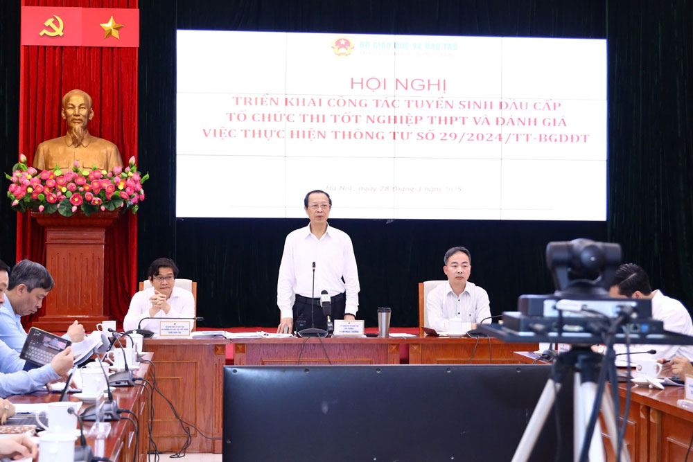 Thứ trưởng Bộ Gi&aacute;o dục v&agrave; Đ&agrave;o tạo Phạm Ngọc Thưởng chủ tr&igrave; Hội nghị triển khai c&ocirc;ng t&aacute;c tuyển sinh đầu cấp, tổ chức thi  tốt nghiệp THPT v&agrave; đ&aacute;nh gi&aacute; việc thực hiện Th&ocirc;ng tư 29/2024 quy định về dạy th&ecirc;m, học th&ecirc;m