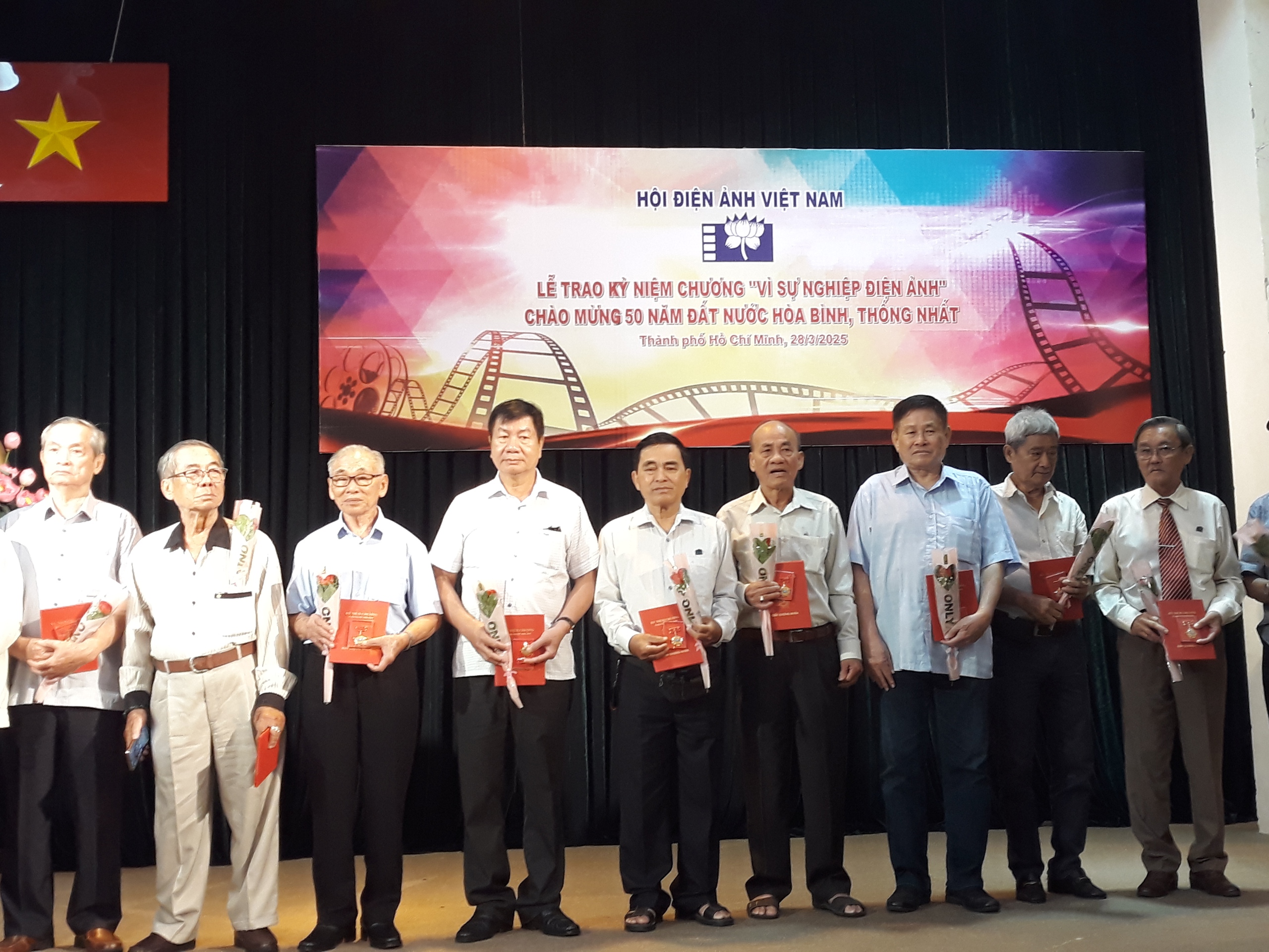 NSND Kim Xu&acirc;n, NSND Trịnh Kim Chi&hellip; hạnh ph&uacute;c nhận kỷ niệm chương- Ảnh 6.
