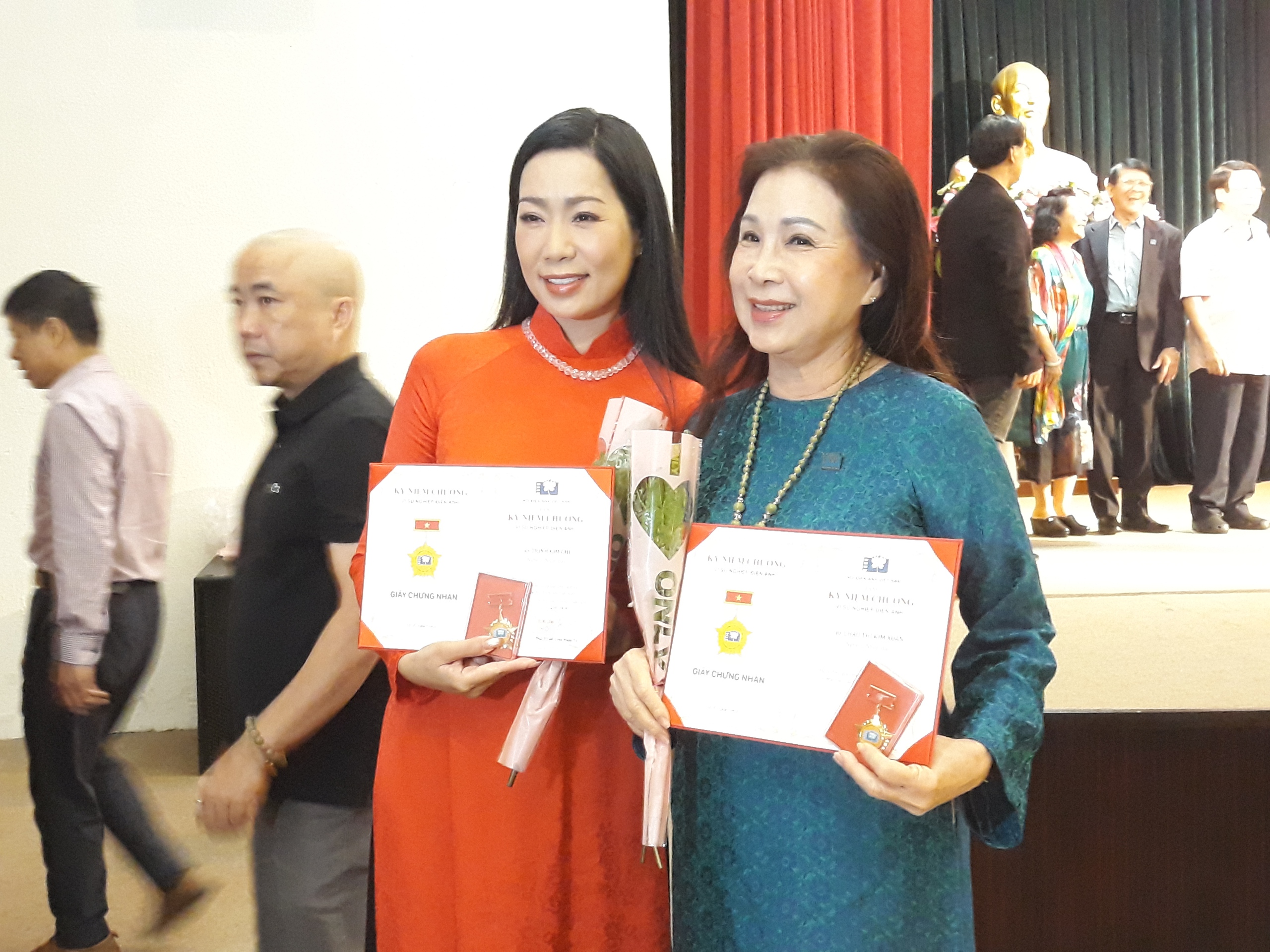 NSND Kim Xu&acirc;n, NSND Trịnh Kim Chi&hellip; hạnh ph&uacute;c nhận kỷ niệm chương- Ảnh 1.