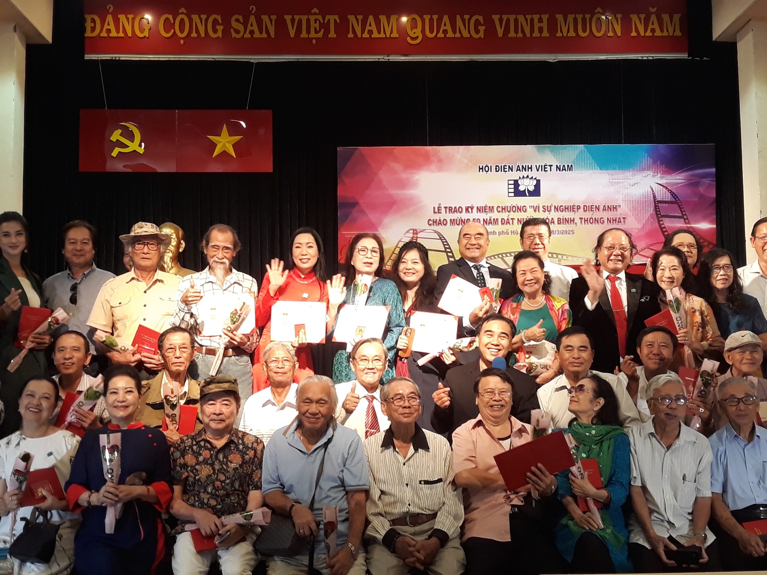 NSND Kim Xu&acirc;n, NSND Trịnh Kim Chi&hellip; hạnh ph&uacute;c nhận kỷ niệm chương- Ảnh 7.