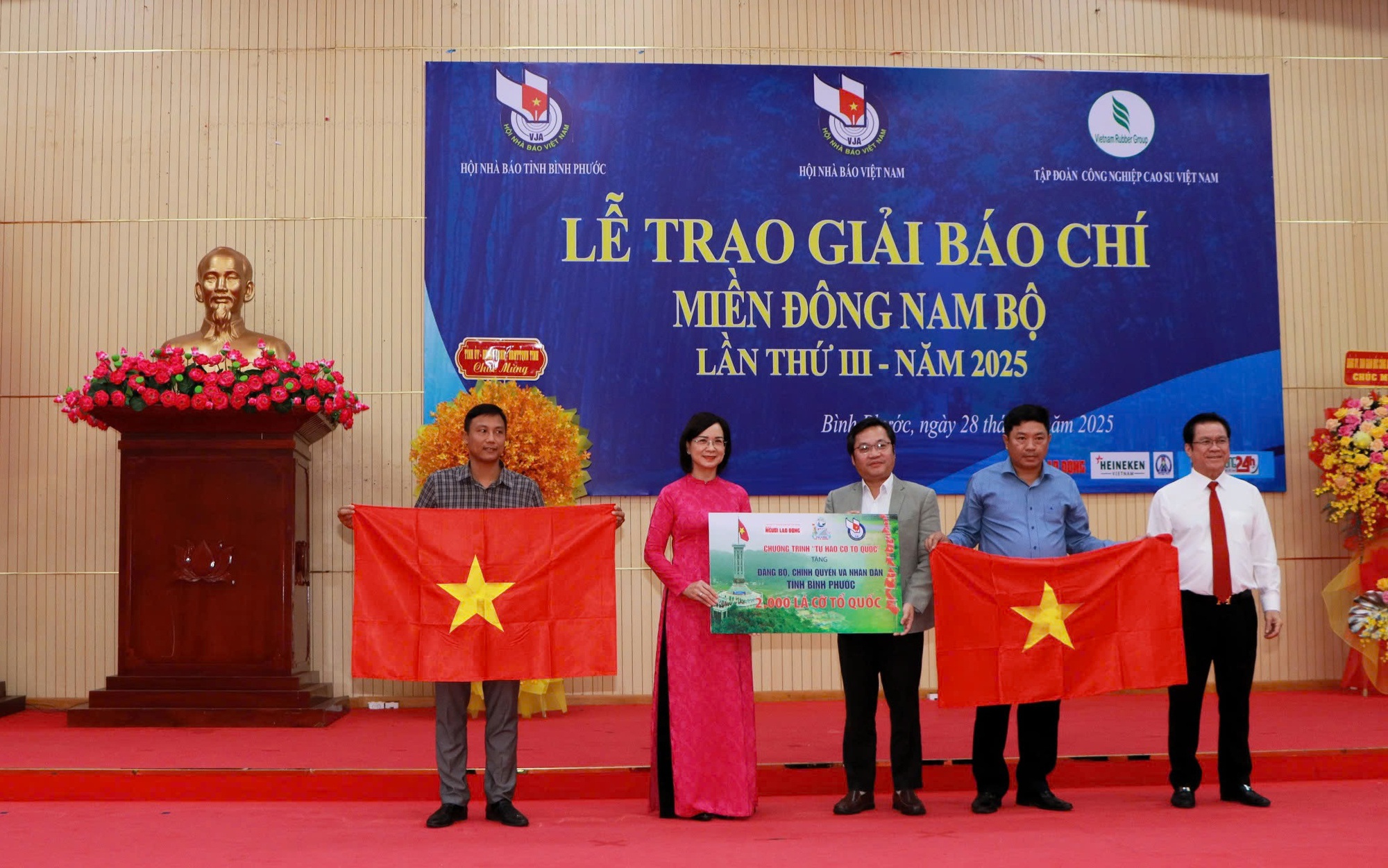 Trao tặng 2.000 lá cờ Tổ quốc tại tỉnh Bình Phước