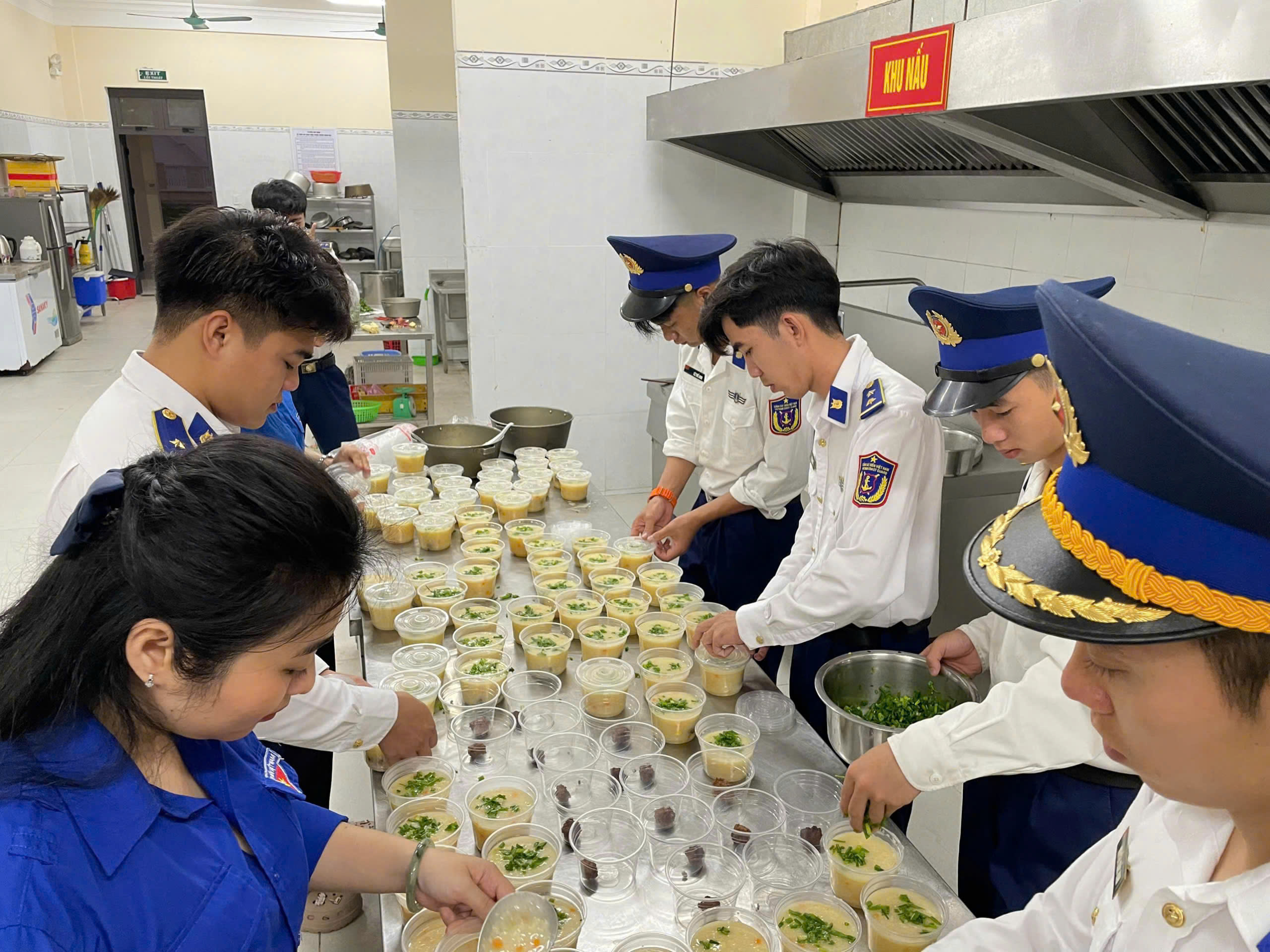 S&ocirc;i nổi c&aacute;c hoạt động Th&aacute;ng Thanh ni&ecirc;n tại V&ugrave;ng Cảnh s&aacute;t biển 2- Ảnh 4.