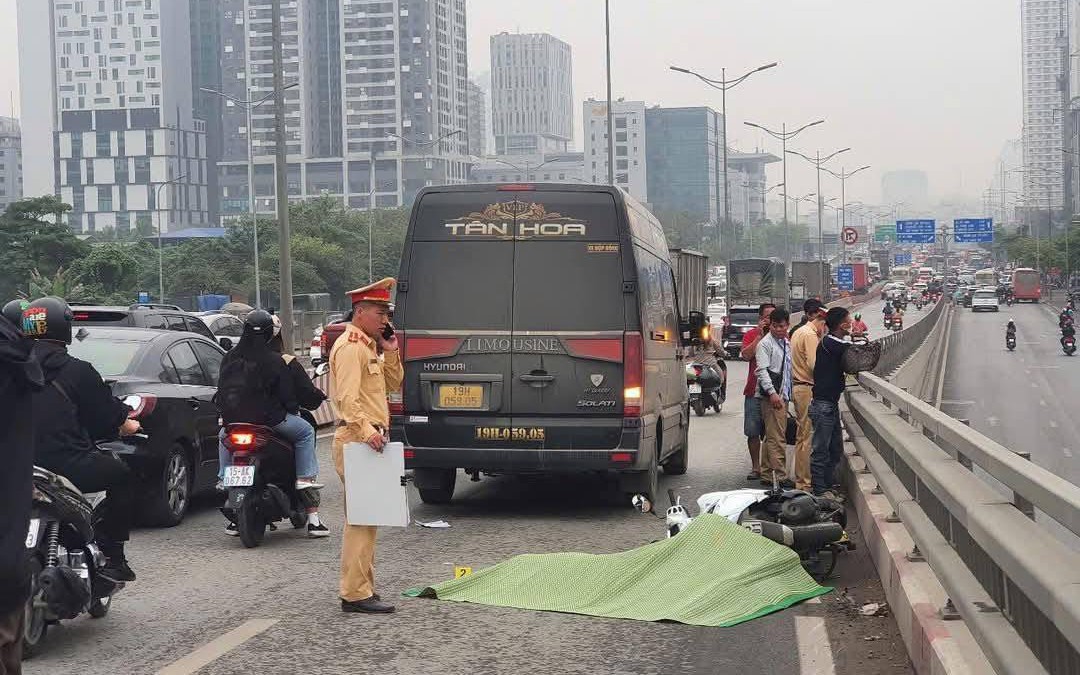 Va chạm với xe Limousine 16 chỗ trên cầu vượt, nữ tài xế xe ôm công nghệ tử vong