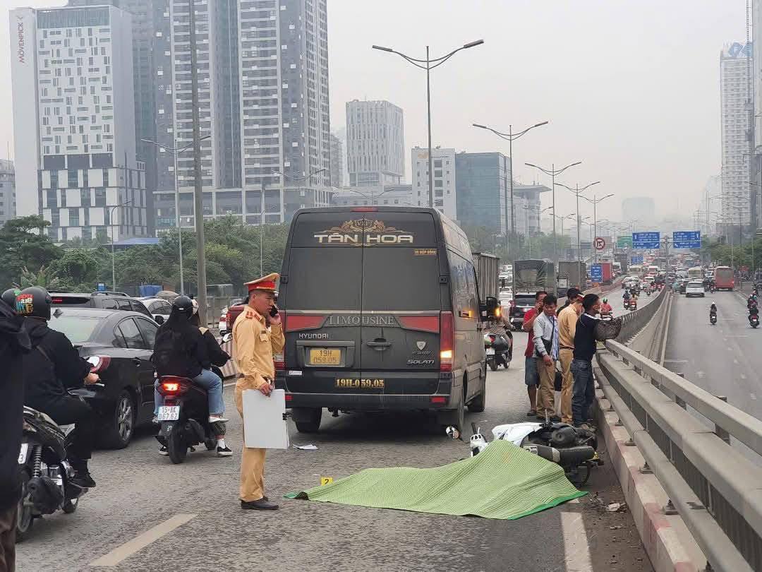 Va chạm với xe Limousine 16 chỗ trên cầu vượt, nữ tài xế xe ôm công nghệ tử vong- Ảnh 1.
