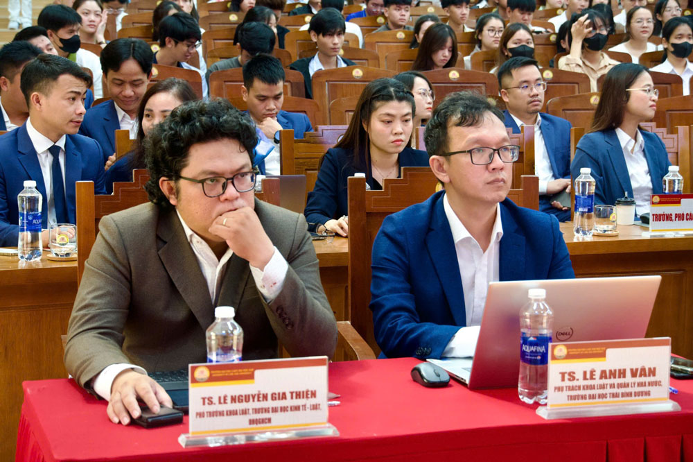 Các đại biểu tham dự hội thảo