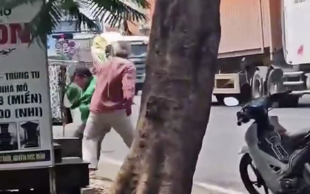 Diễn biến mới nhất vụ 2 người đàn ông gây chú ý ở Hóc Môn