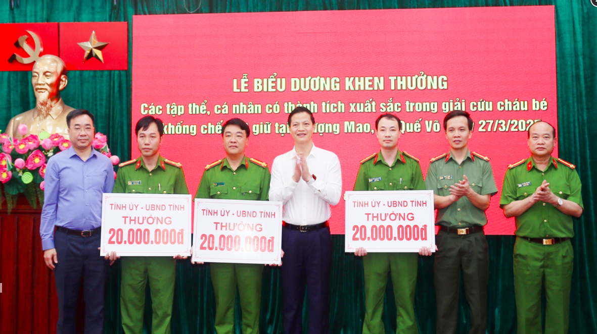 Khen thưởng vụ giải cứu b&eacute; g&aacute;i bị g&atilde; đ&agrave;n &ocirc;ng cầm 2 dao khống chế- Ảnh 1.