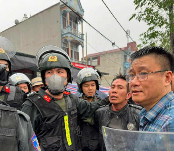 Khen thưởng vụ giải cứu b&eacute; g&aacute;i bị g&atilde; đ&agrave;n &ocirc;ng cầm 2 dao khống chế- Ảnh 2.