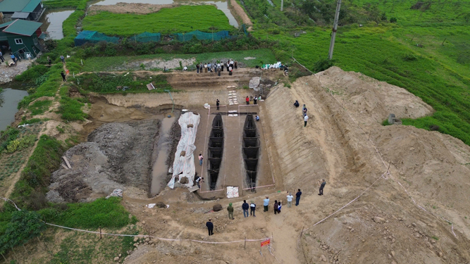 Hai chiếc thuyền cổ được phát hiện tại Bắc Ninh Ảnh: KHOA ĐÀO